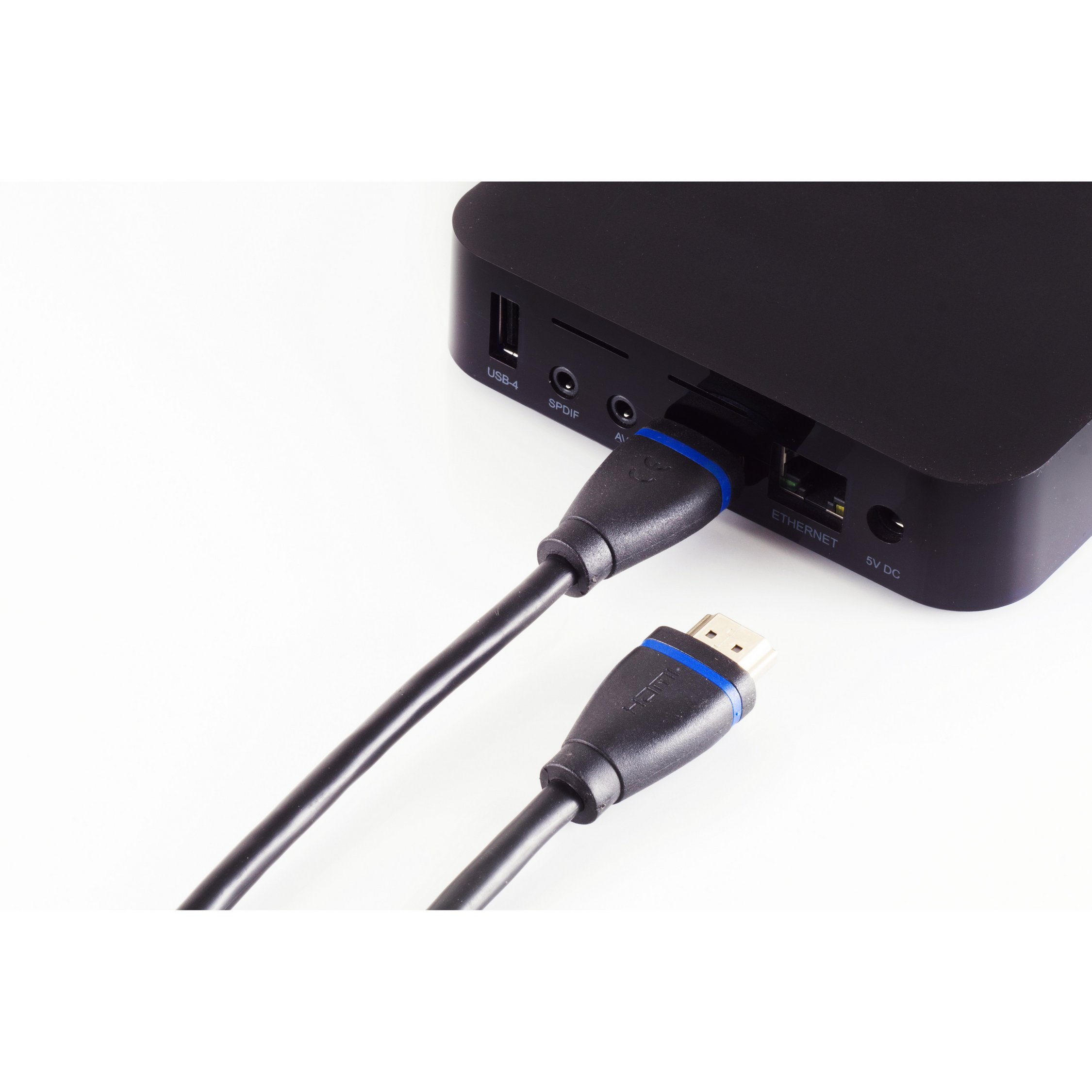 Ein schwarzes Gerät mit angeschlossenem HDMI-Kabel, mit anderen sichtbaren Anschlüssen.