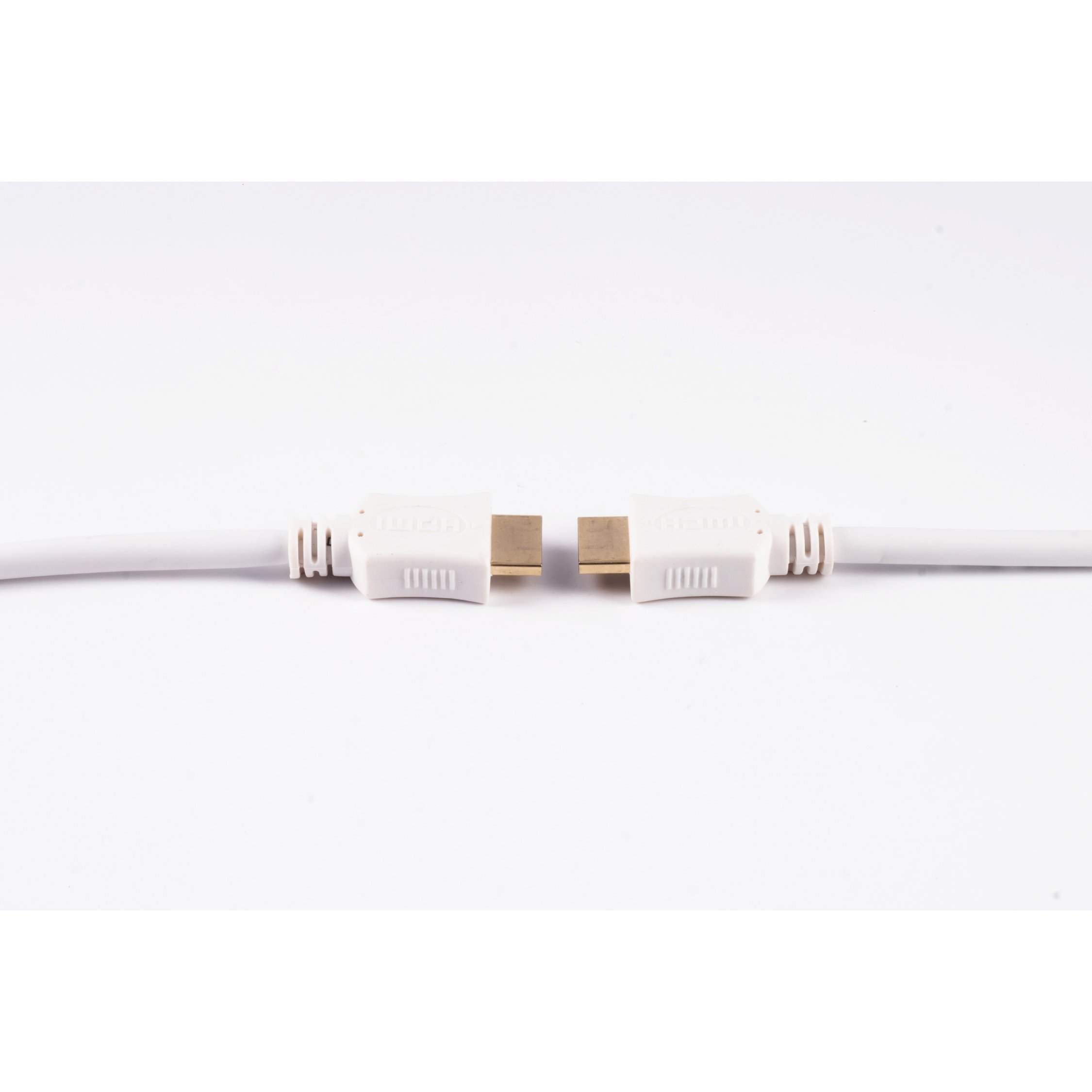 Weißes HDMI-Kabel mit Anschlüssen auf weißer Oberfläche. Die Anschlüsse sind goldfarben.