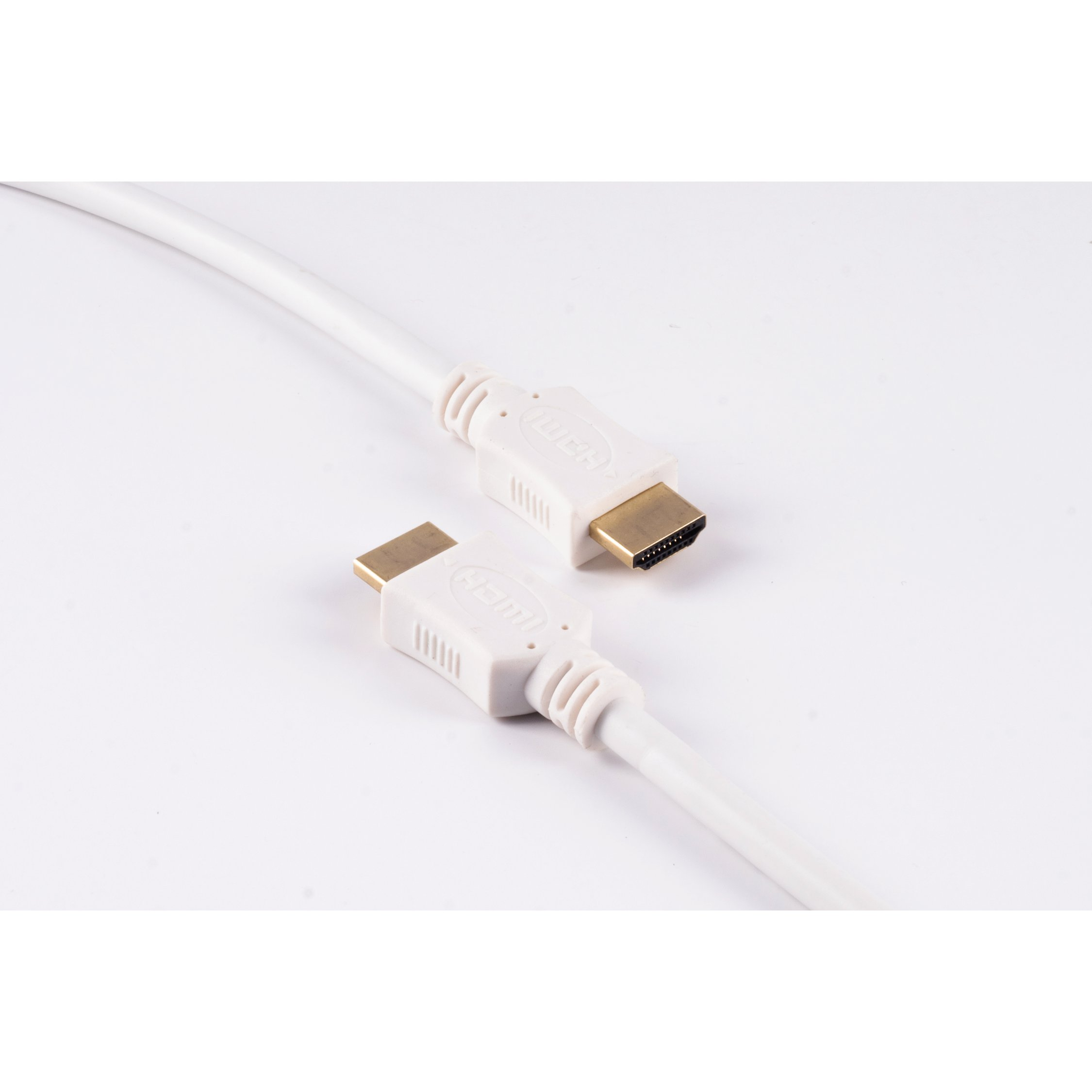 Zwei weiße HDMI-Kabel mit Goldsteckern, auf einer weißen Oberfläche platziert. Sie liegen eng beieinander.