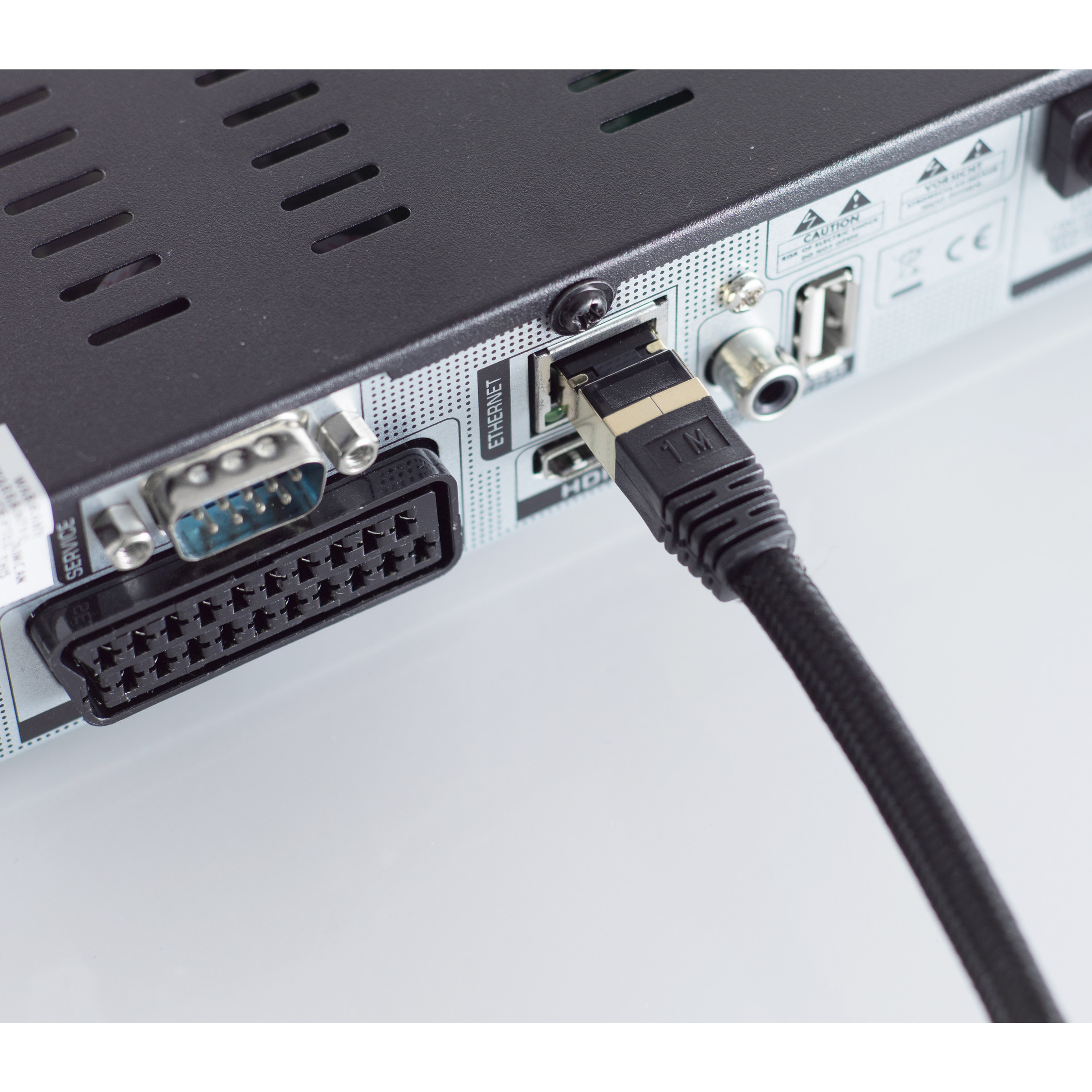 Schwarzes Gerät mit eingestecktem Ethernet-Kabel, auf weißem Hintergrund.