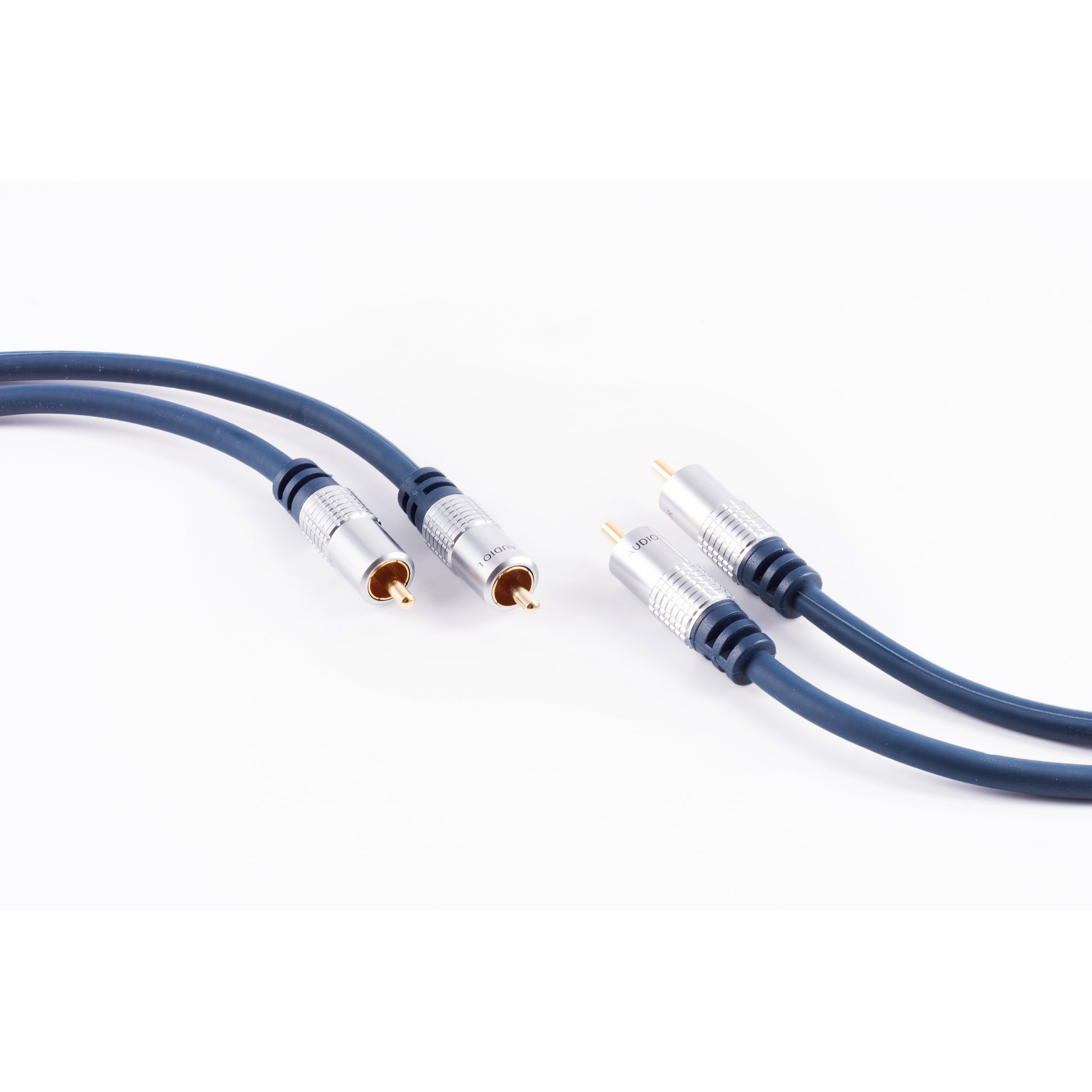 Zwei blaue und silberne Cinch-Kabel auf weißem Hintergrund, für Audio- und Videoanschlüsse.
