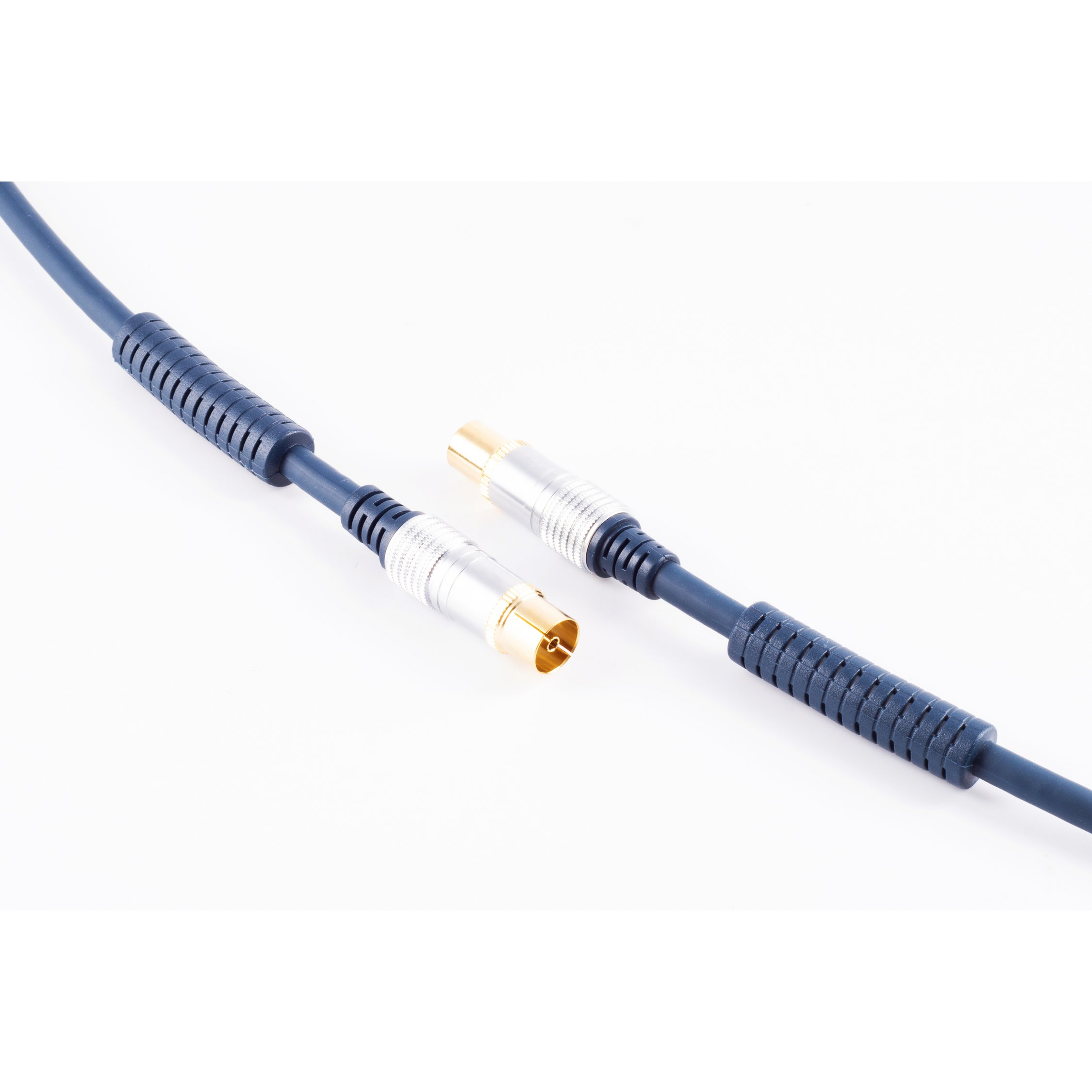 Zwei blaue Kabel mit goldfarbenen Steckern. Die Kabel liegen auf weißem Hintergrund, Nahaufnahme.