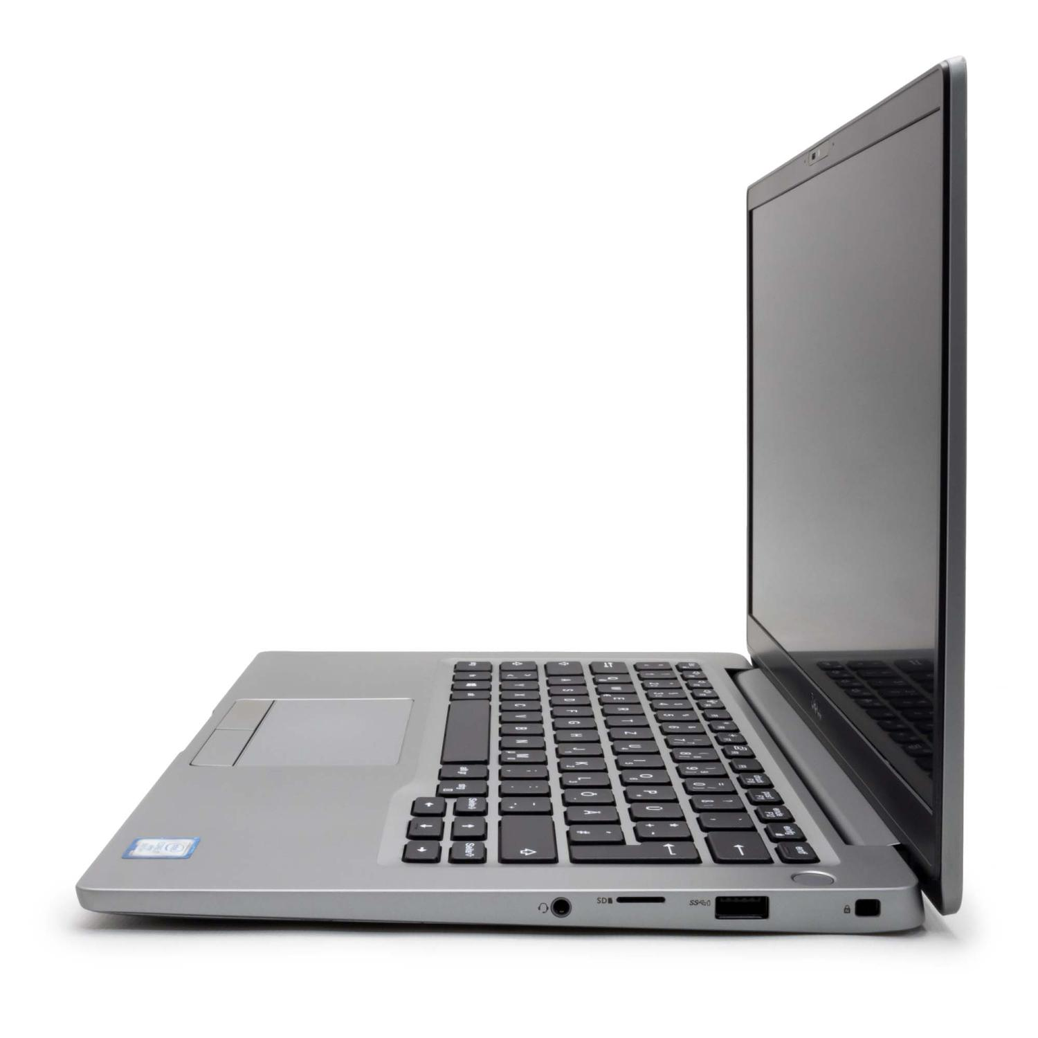 Silberner Laptop, teilweise geöffnet, auf Weiß, mit Tastatur und Bildschirm.