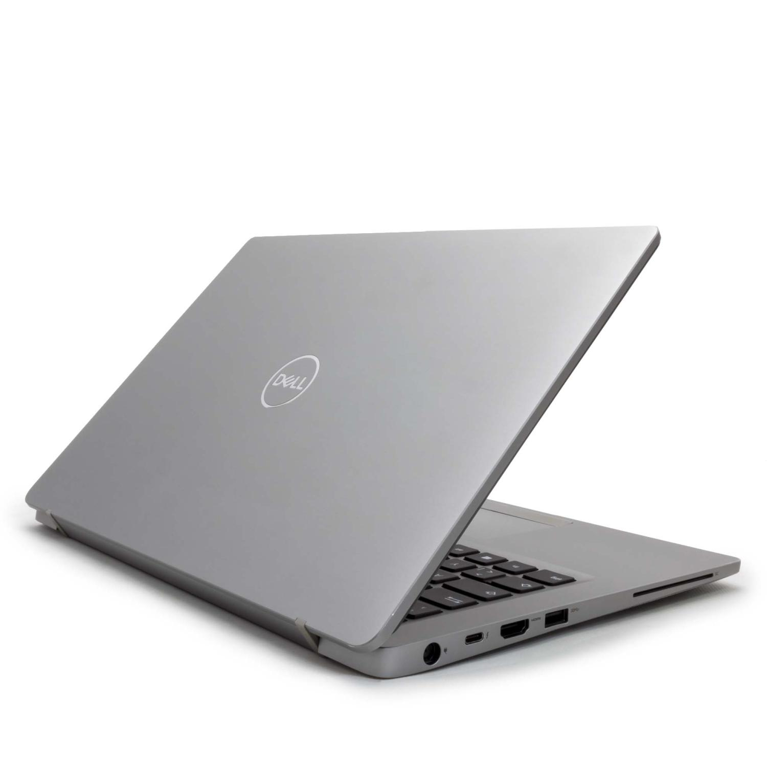 Ein silberner Laptop mit dem Dell-Logo auf weißem Hintergrund, Rückansicht.