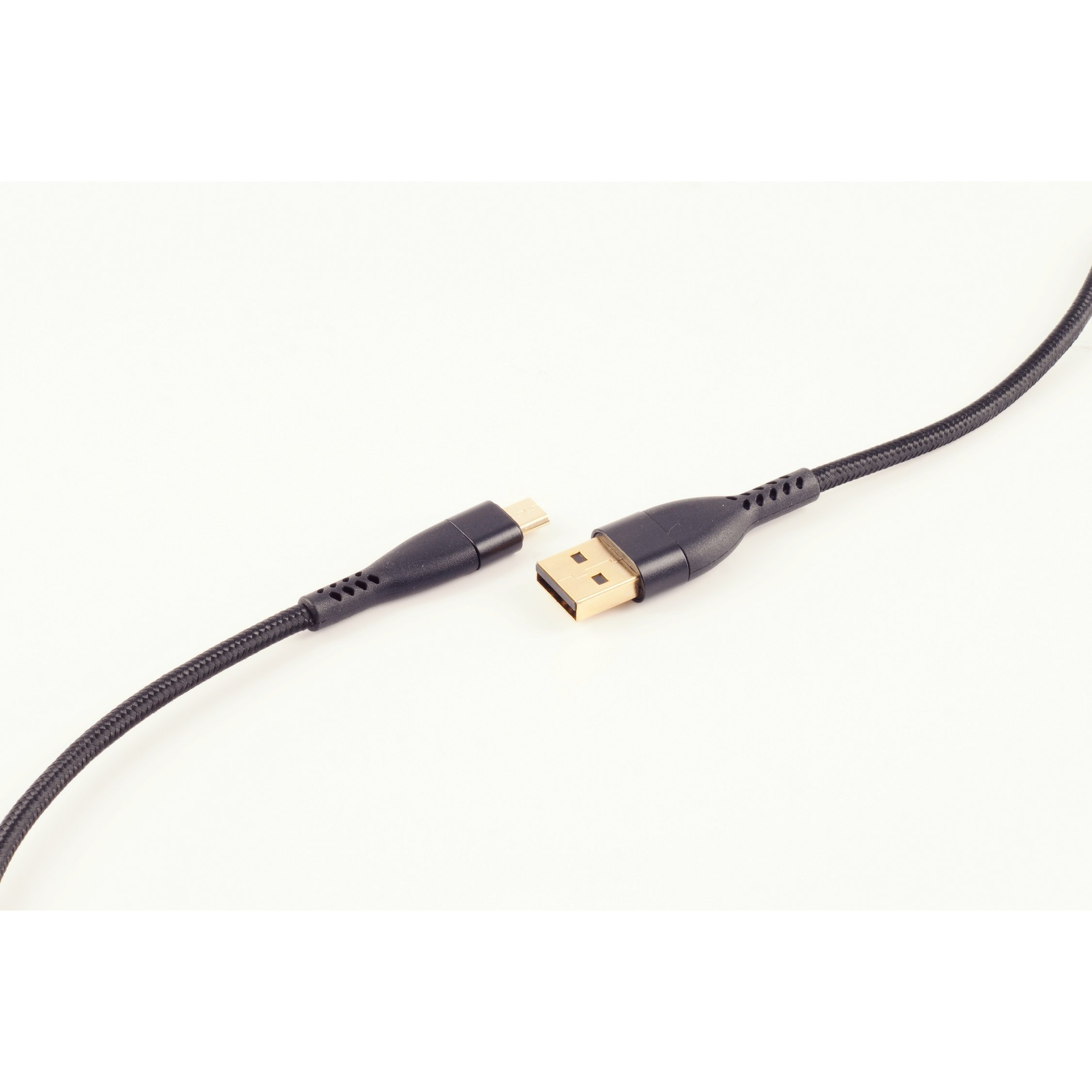 Schwarzes USB-C-zu-USB-A-Kabel. Stecker sind getrennt. Weißer Hintergrund.