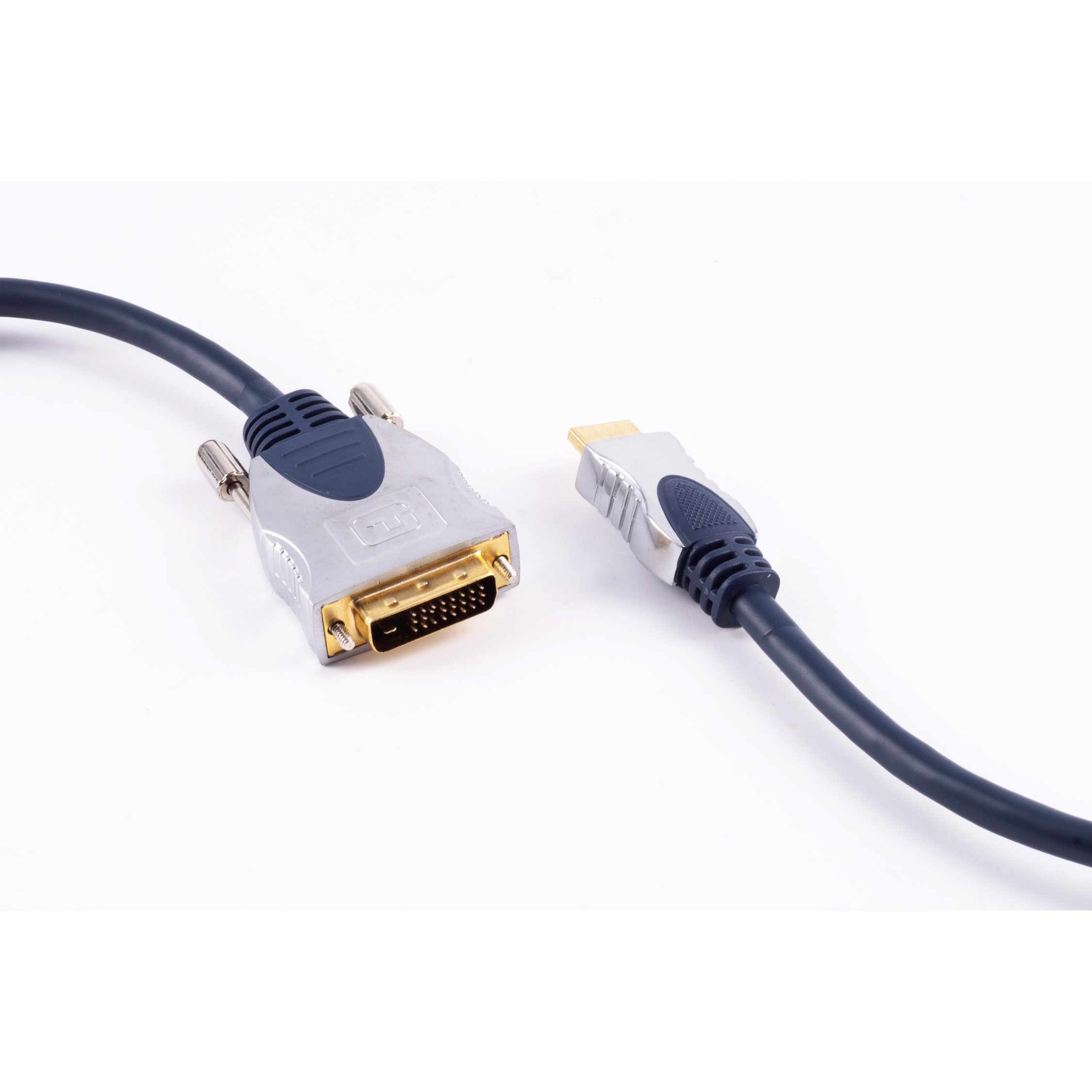 DVI-zu-HDMI-Kabelanschlüsse. Ein DVI- und ein HDMI-Ende. Weißer Hintergrund.