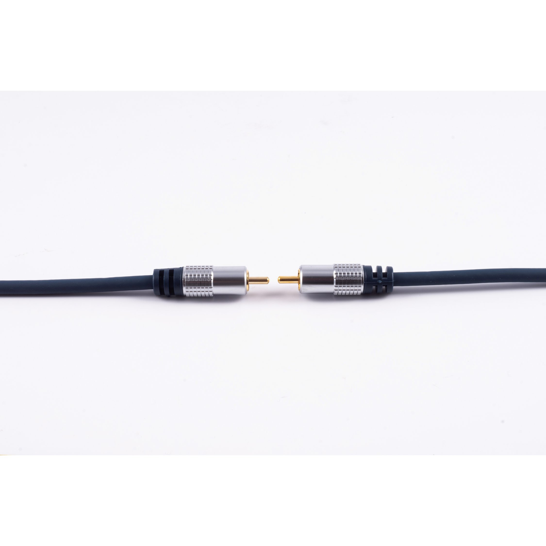 Zwei schwarze Kabel mit silbernen Steckern vor weißem Hintergrund. Sie sind einander zugewandt.