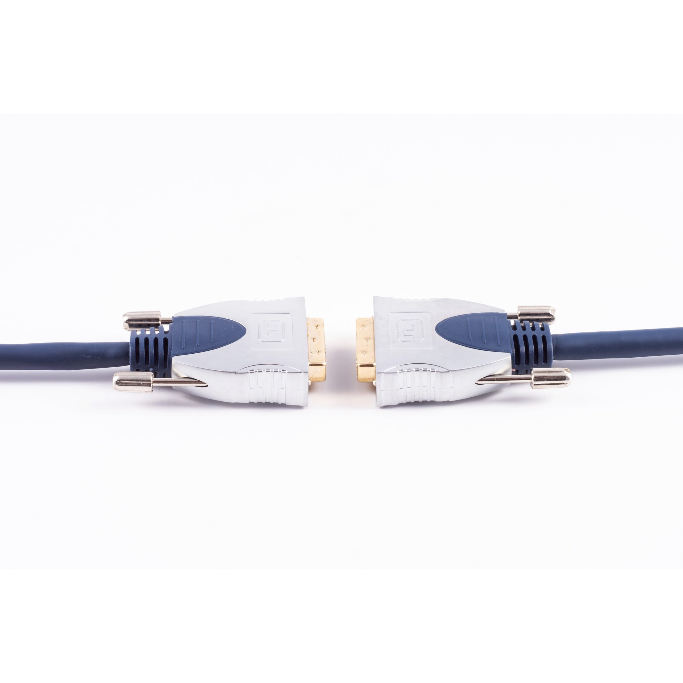 Blaue und silberne DVI-Kabelanschlüsse. Das Kabel ist getrennt. Weißer Hintergrund.