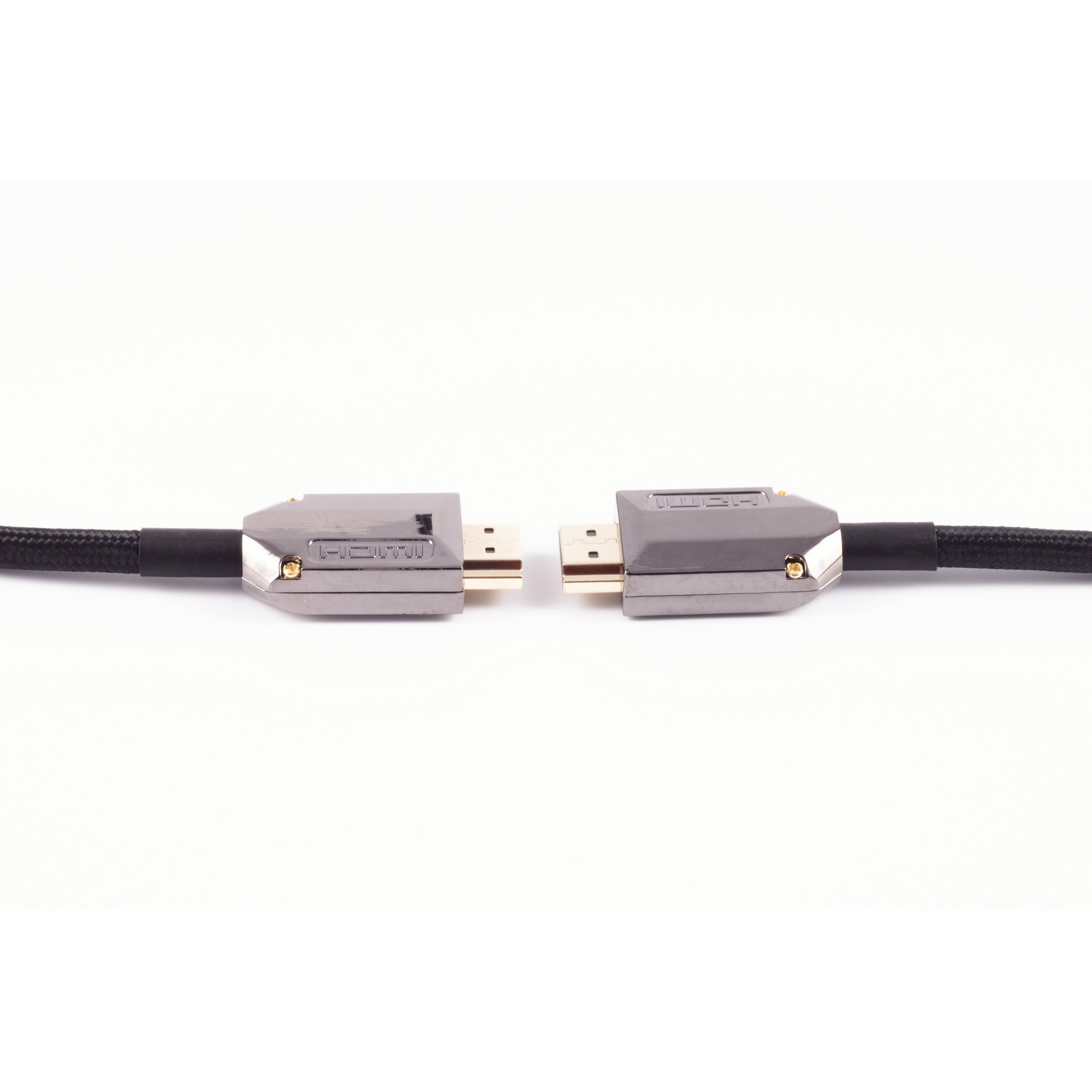 HDMI-Kabelverbinder, Nahaufnahme auf weißem Hintergrund.