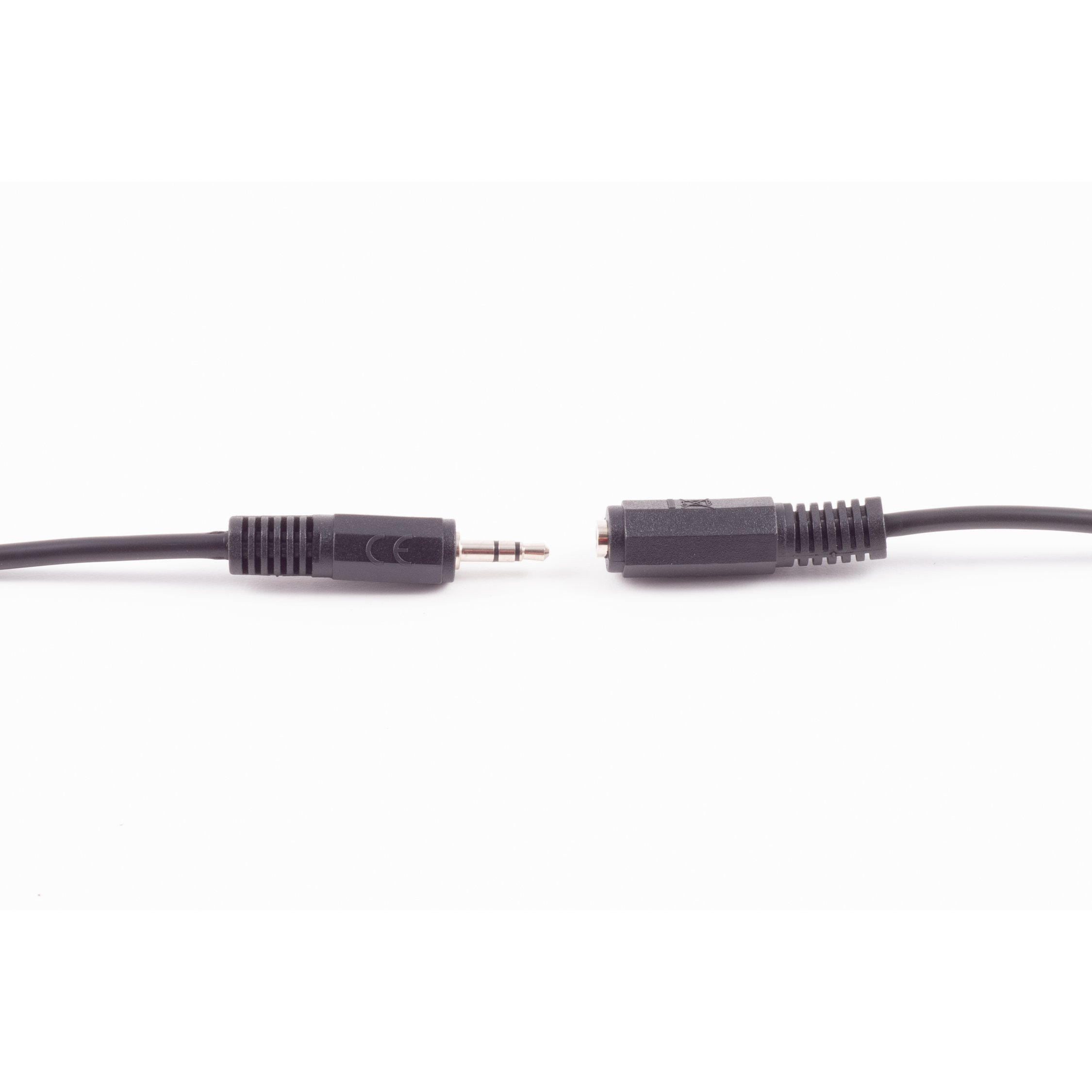 Ein schwarzes Audiokabel mit einem getrennten 3,5-mm-Klinkenstecker auf weißem Hintergrund.