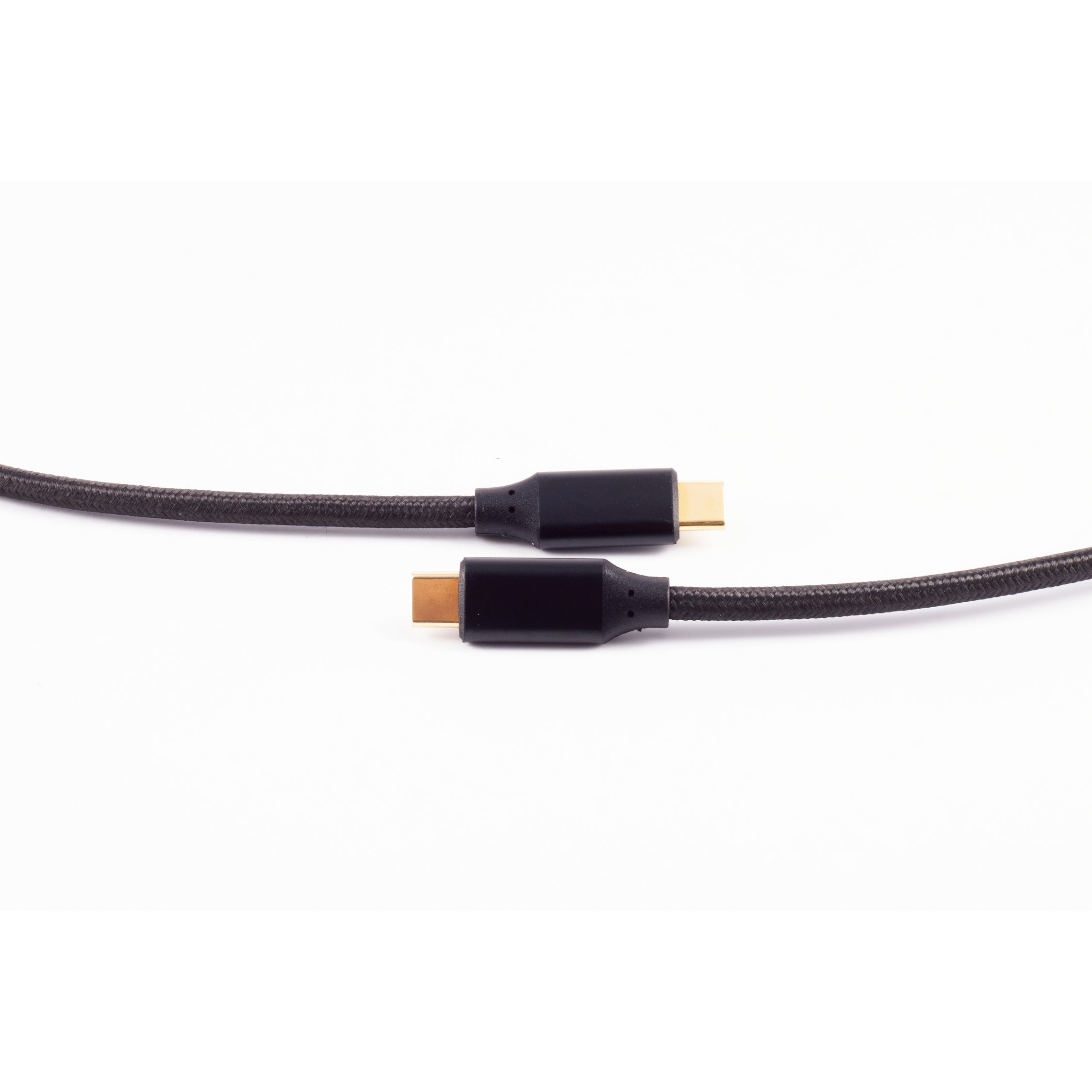 Due cavi USB-C neri con connettori dorati, su sfondo bianco.