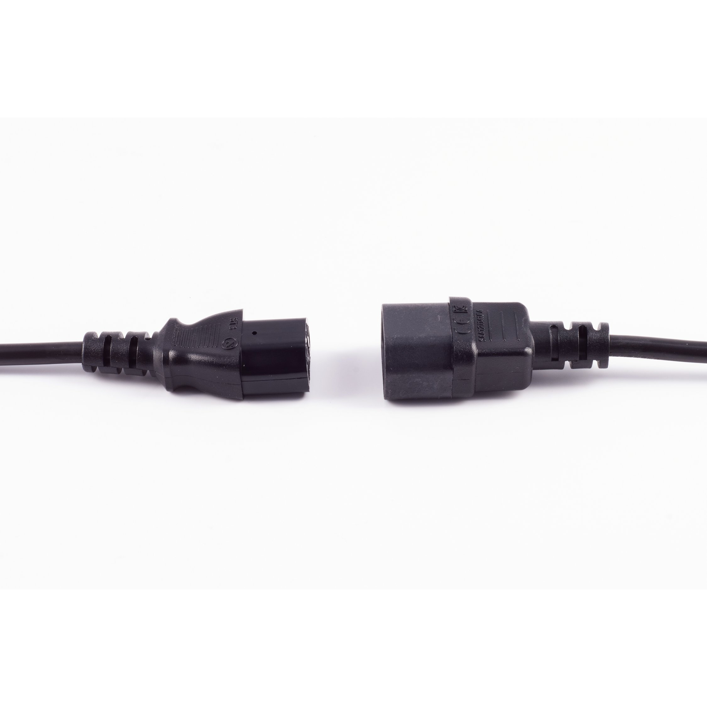 Schwarzes Netzkabel. Der Buchsen- und der Stecker sind getrennt und einander zugewandt.