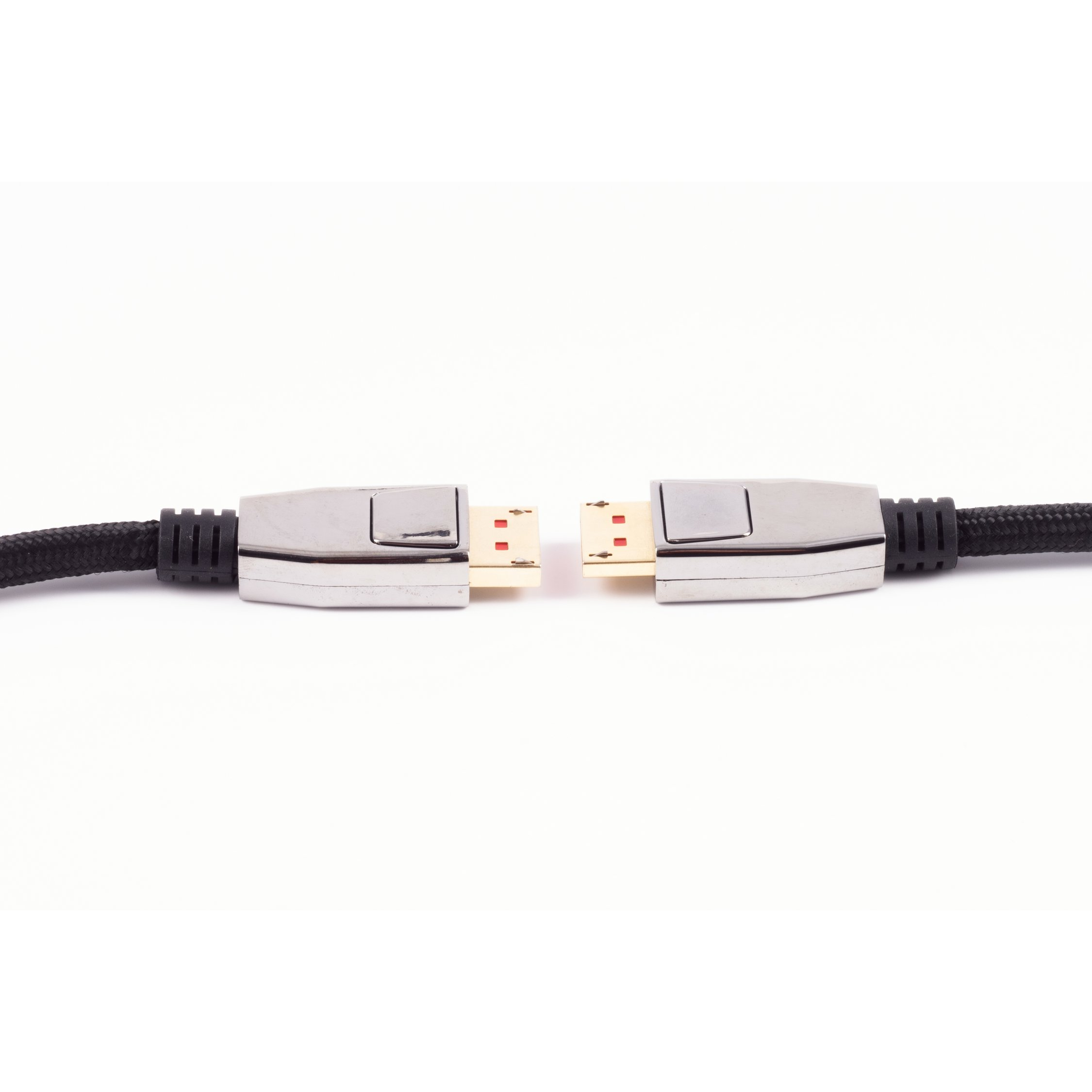 Ein schwarzes DisplayPort-Kabel mit silbernen Steckern, getrennt, die Stifte zeigend, auf weißem Hintergrund.