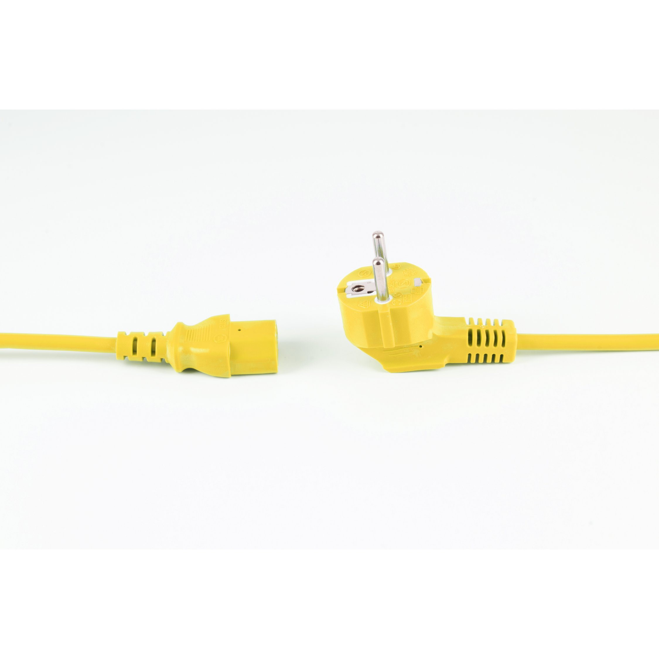 Gelbes Netzkabel mit unverbundenem Stecker und Buchse. Weißer Hintergrund.