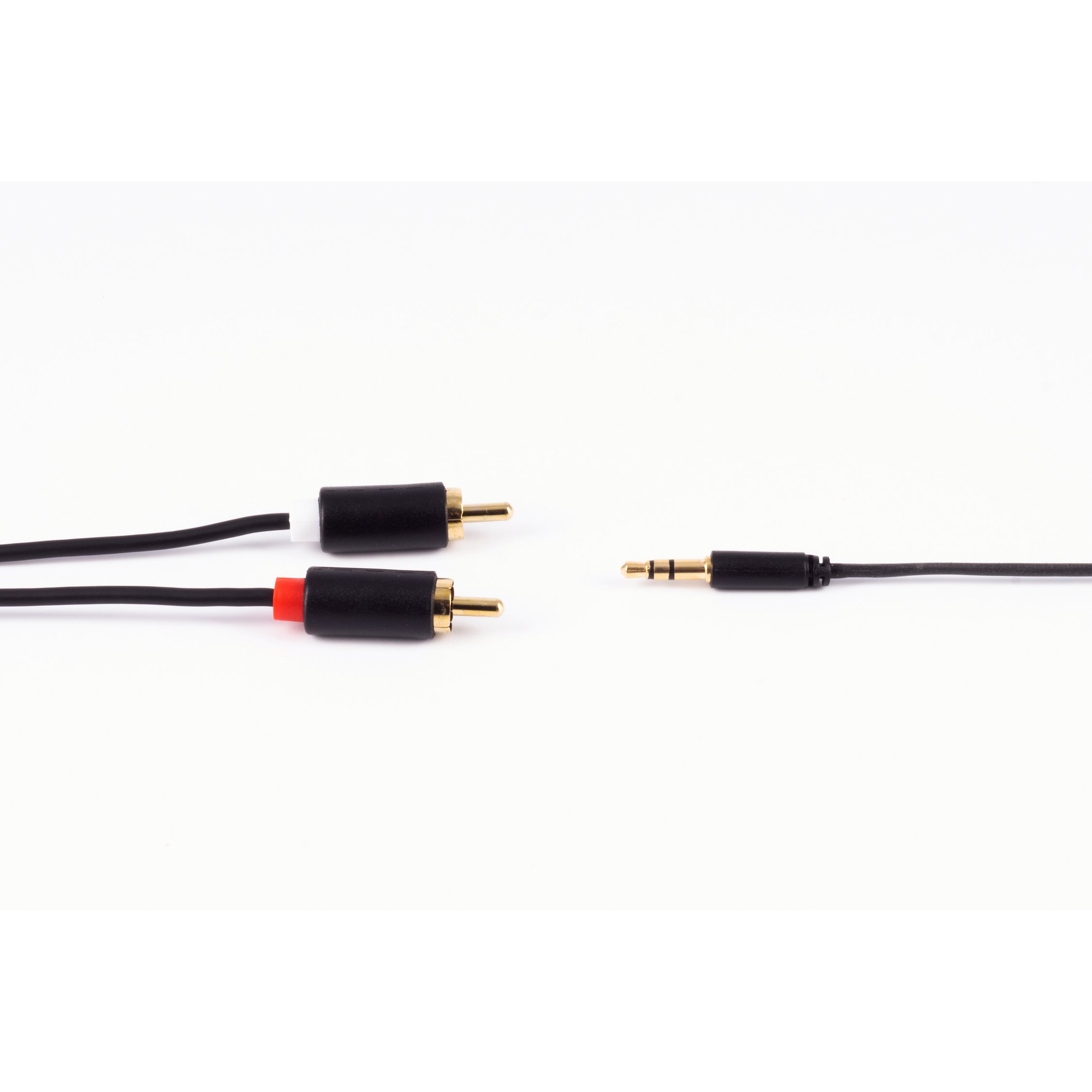 Schwarze und goldene Audiokabel, ein 3,5-mm-Klinkenstecker und zwei Cinch-Stecker.