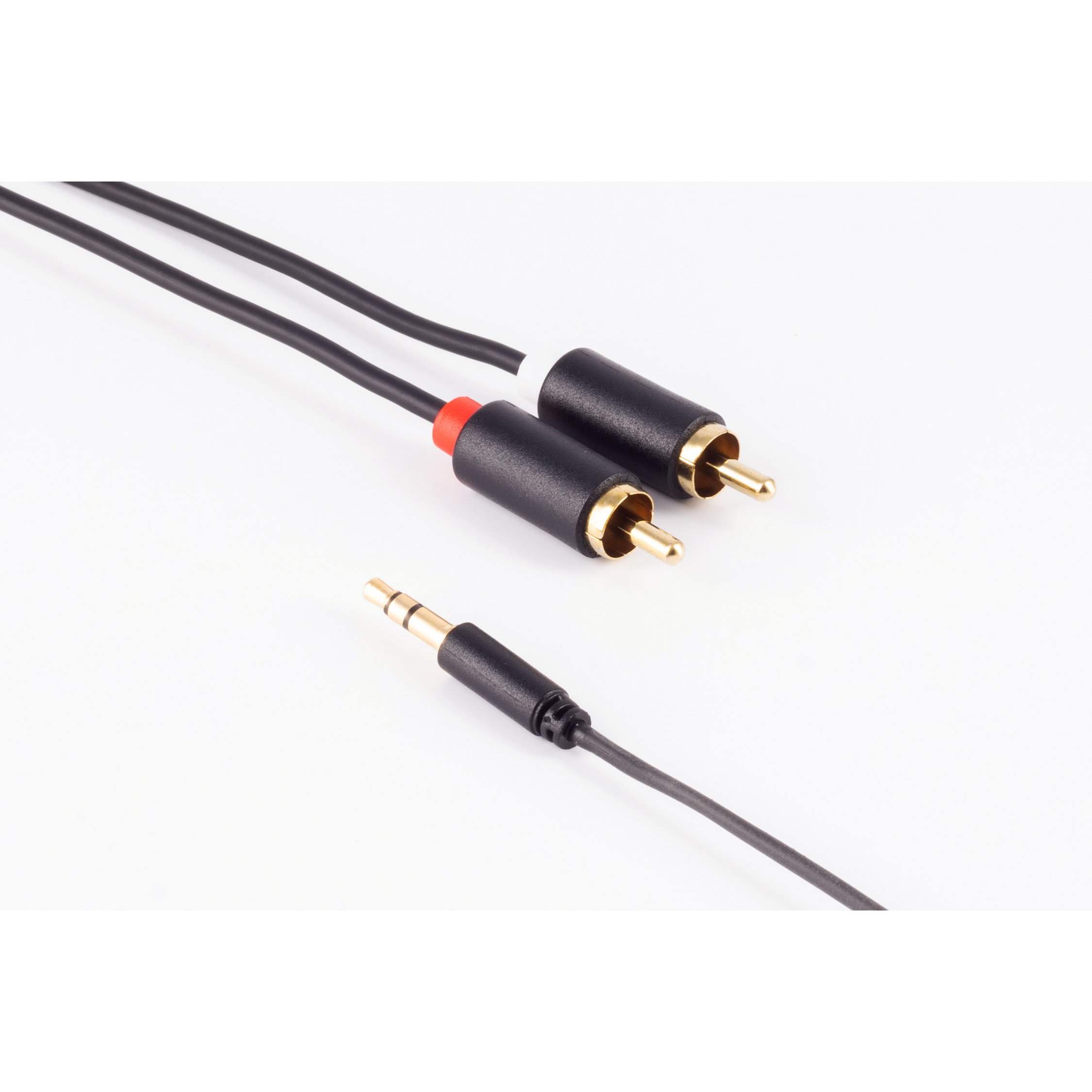 Audiokabel mit schwarzen und goldenen Steckern, eines mit 3,5-mm-Klinke, auf weißem Hintergrund.