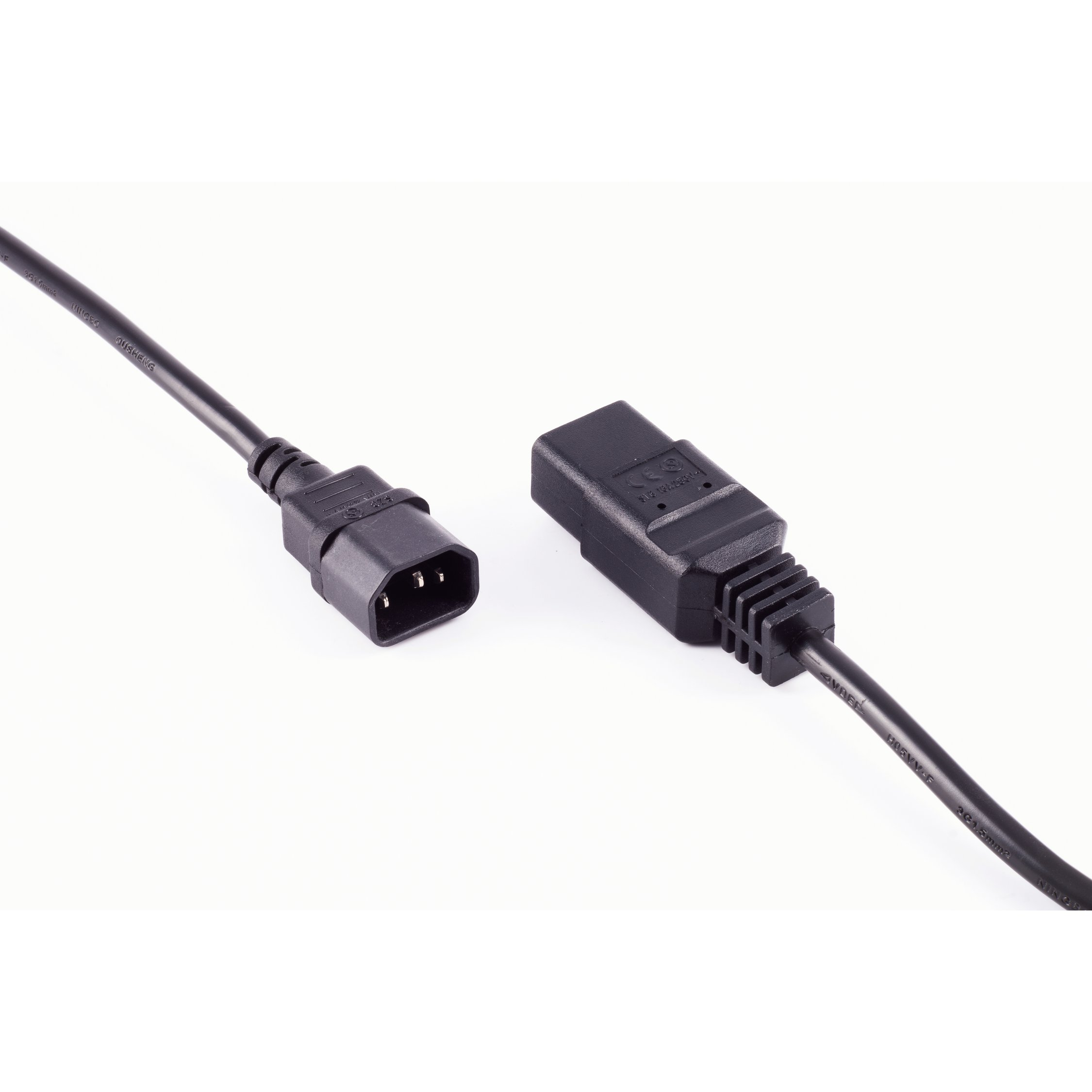 Ein schwarzes Netzkabel mit zwei Steckern. Einer ist C13, der andere ein Standard-Netzstecker.