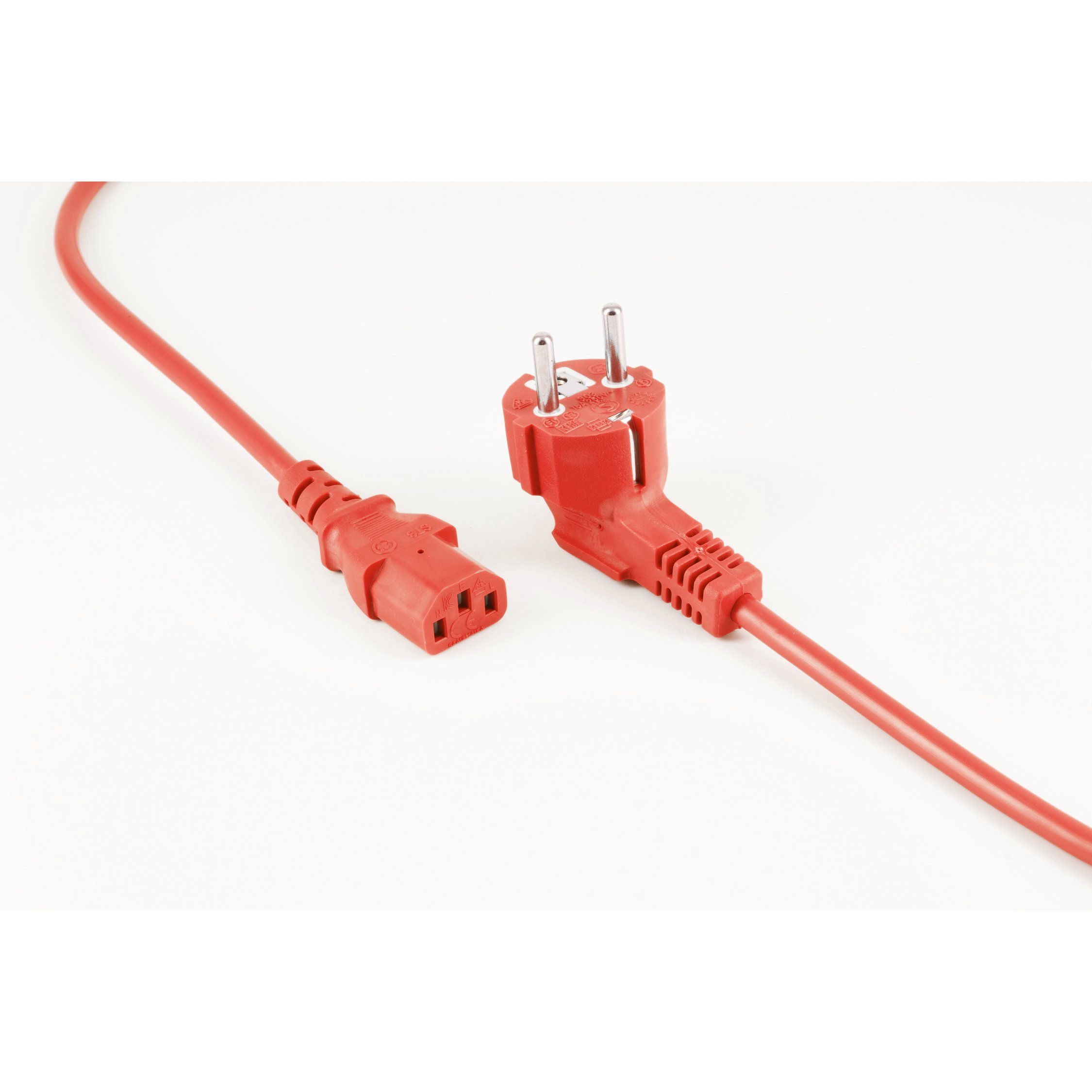 Rotes Netzkabel mit Eurostecker und C13-Anschluss, auf weißem Hintergrund, Nahaufnahme.