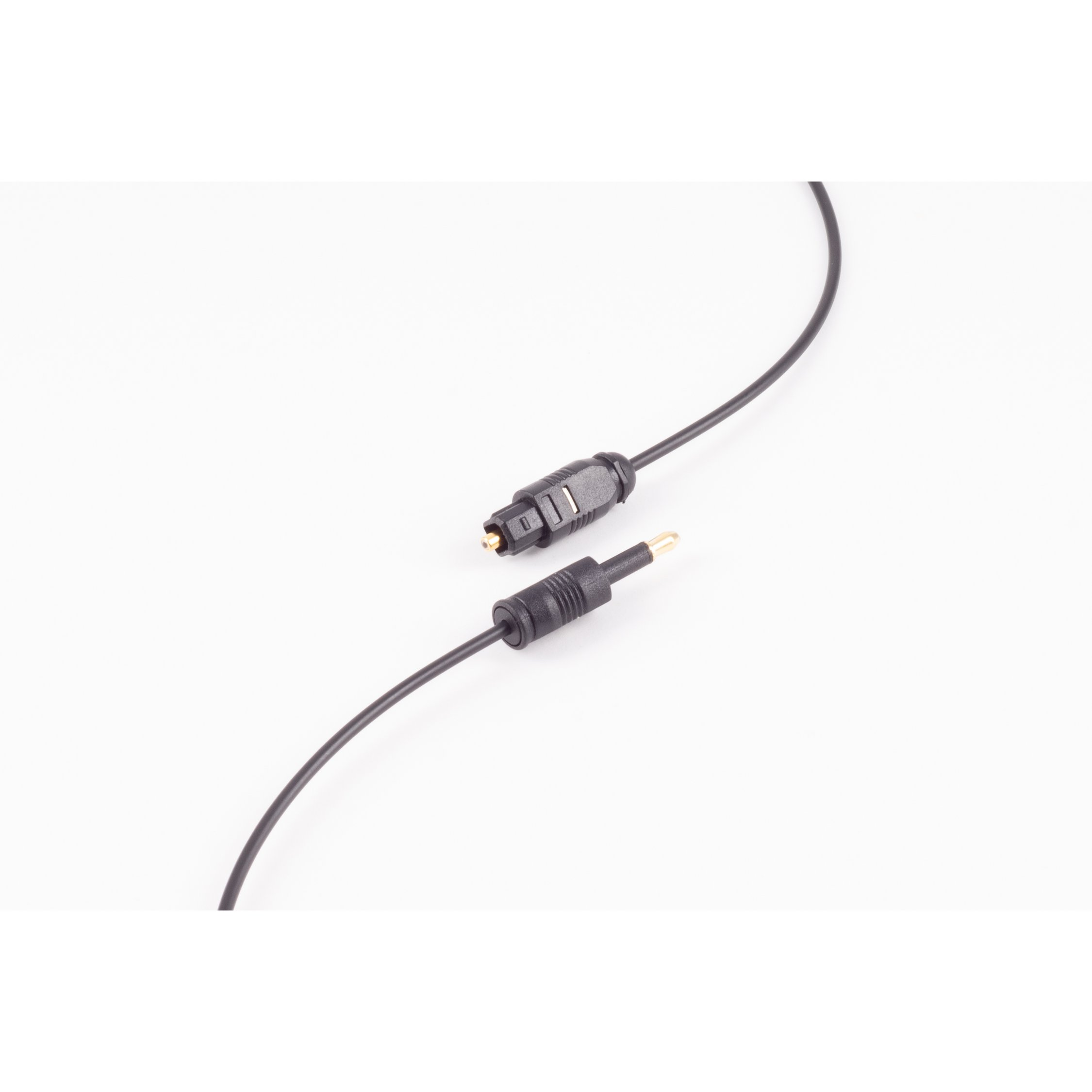 Schwarzes optisches Audiokabel mit Anschlüssen auf weißem Hintergrund.