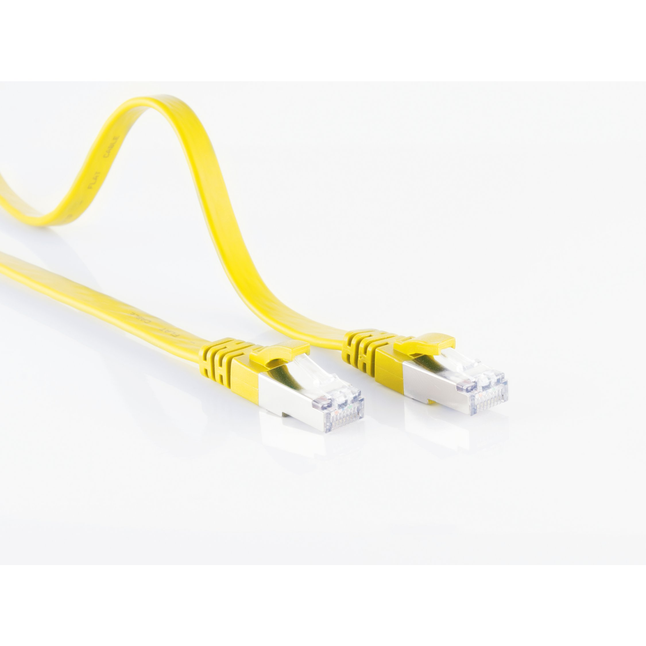Un cavo Ethernet giallo con connettori ad entrambe le estremità, su sfondo bianco.