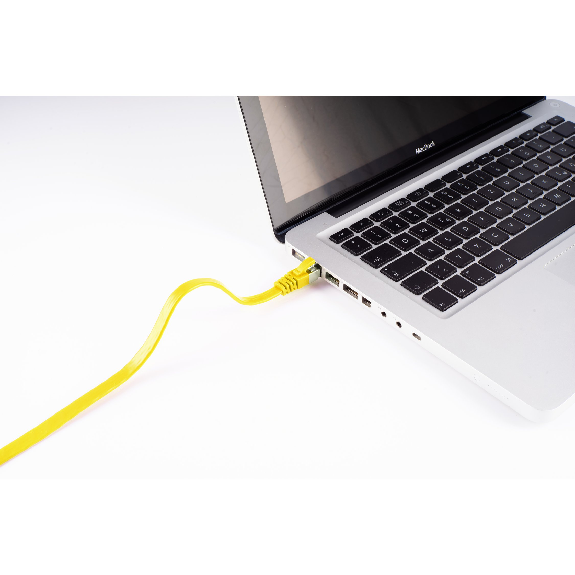 Un laptop collegato a un cavo ethernet giallo su sfondo bianco.