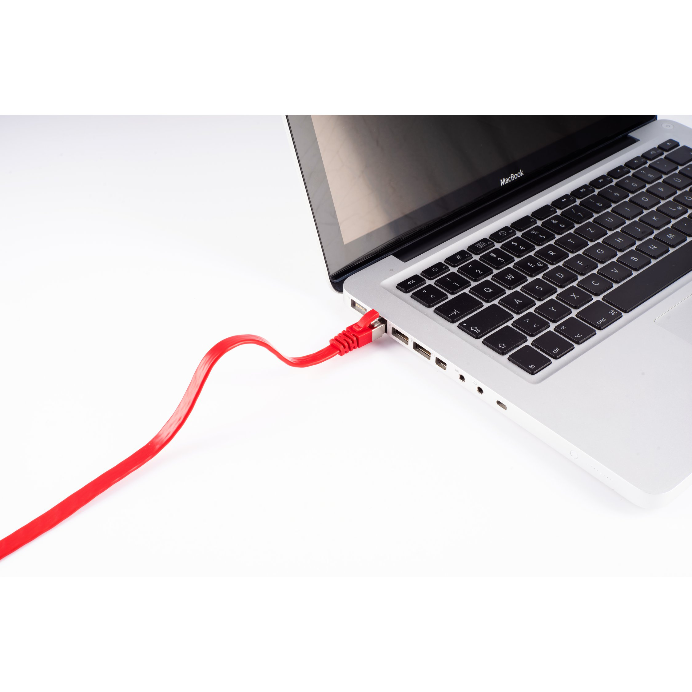 Laptop con un cavo Ethernet rosso collegato.