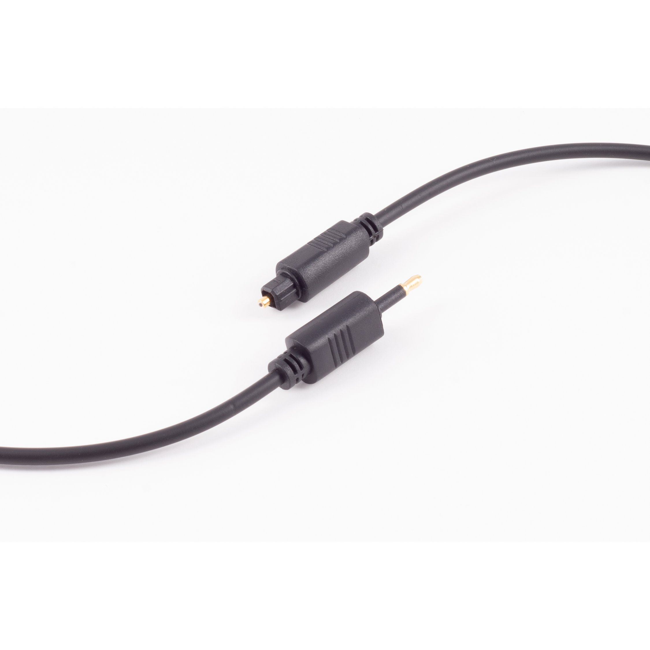 Schwarzes optisches Audiokabel mit Anschlüssen. Es ist vor weißem Hintergrund.