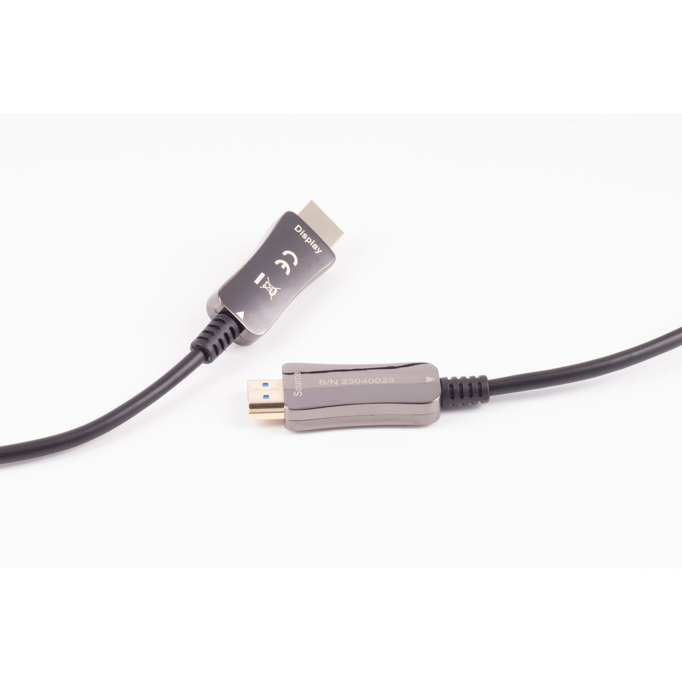 Zwei schwarze und silberne Kabel. Eines ist mit einem Gerät mit Display-Etikett verbunden, das andere ist frei.