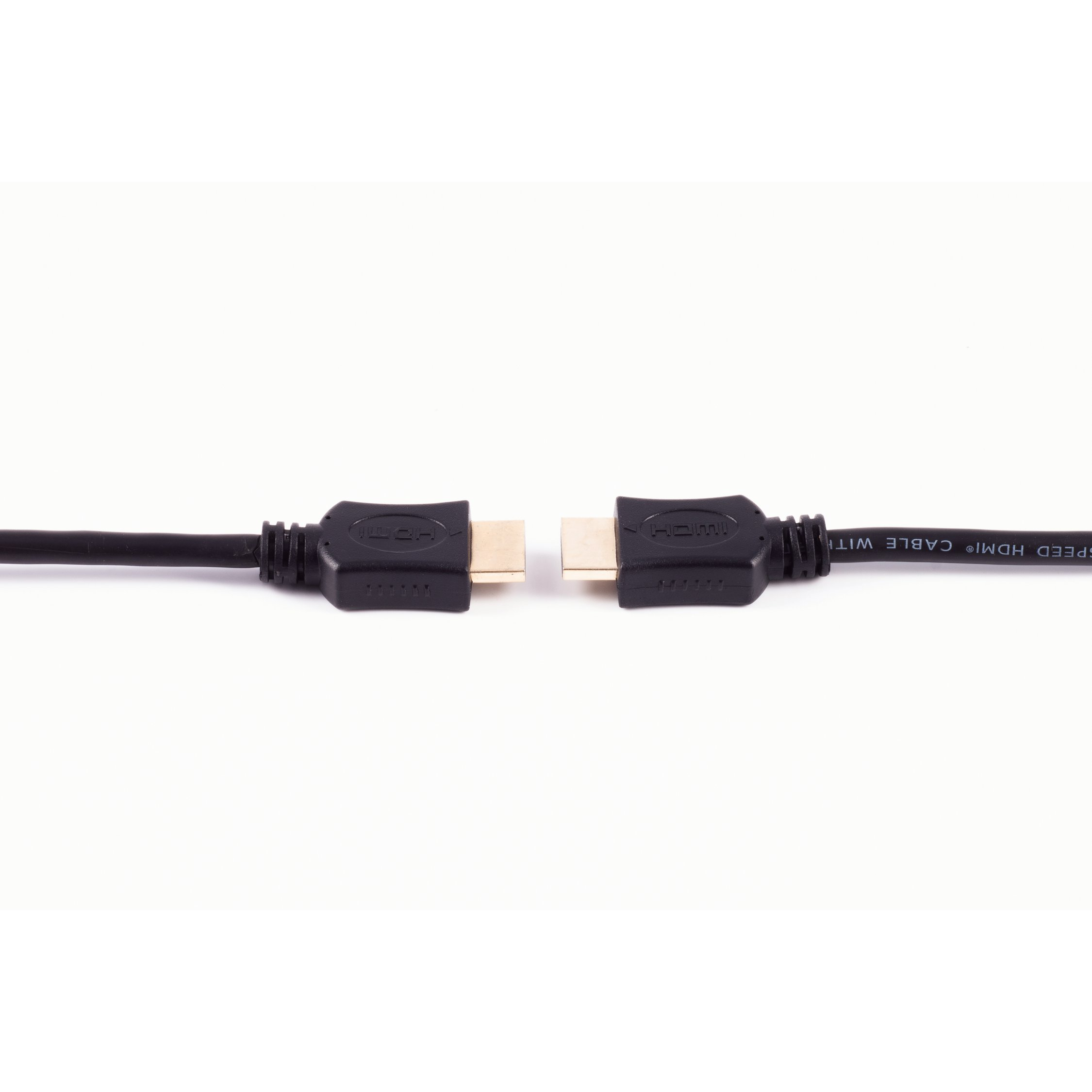 Zwei HDMI-Kabel verbunden, auf weißem Hintergrund.