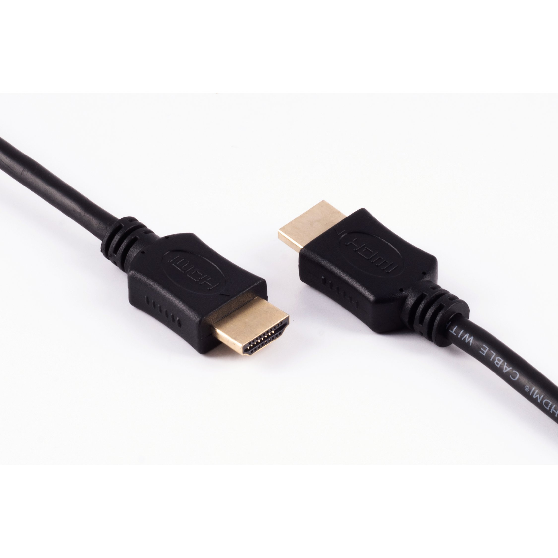 Schwarzes HDMI-Kabel mit Anschlüssen auf weißem Untergrund.