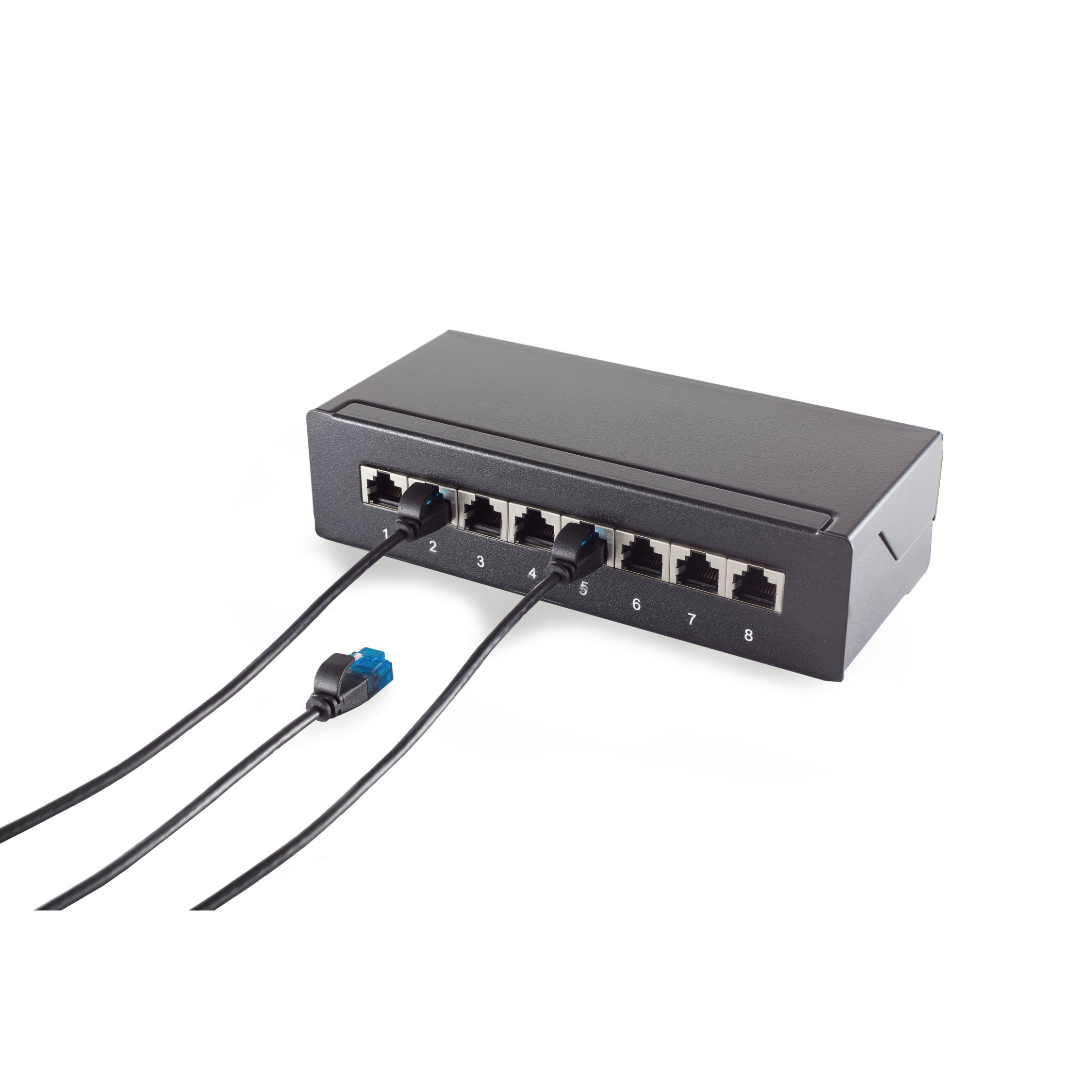 Switch di rete con cavi collegati. Scatola nera, più porte, sfondo bianco. Cavi in uso.