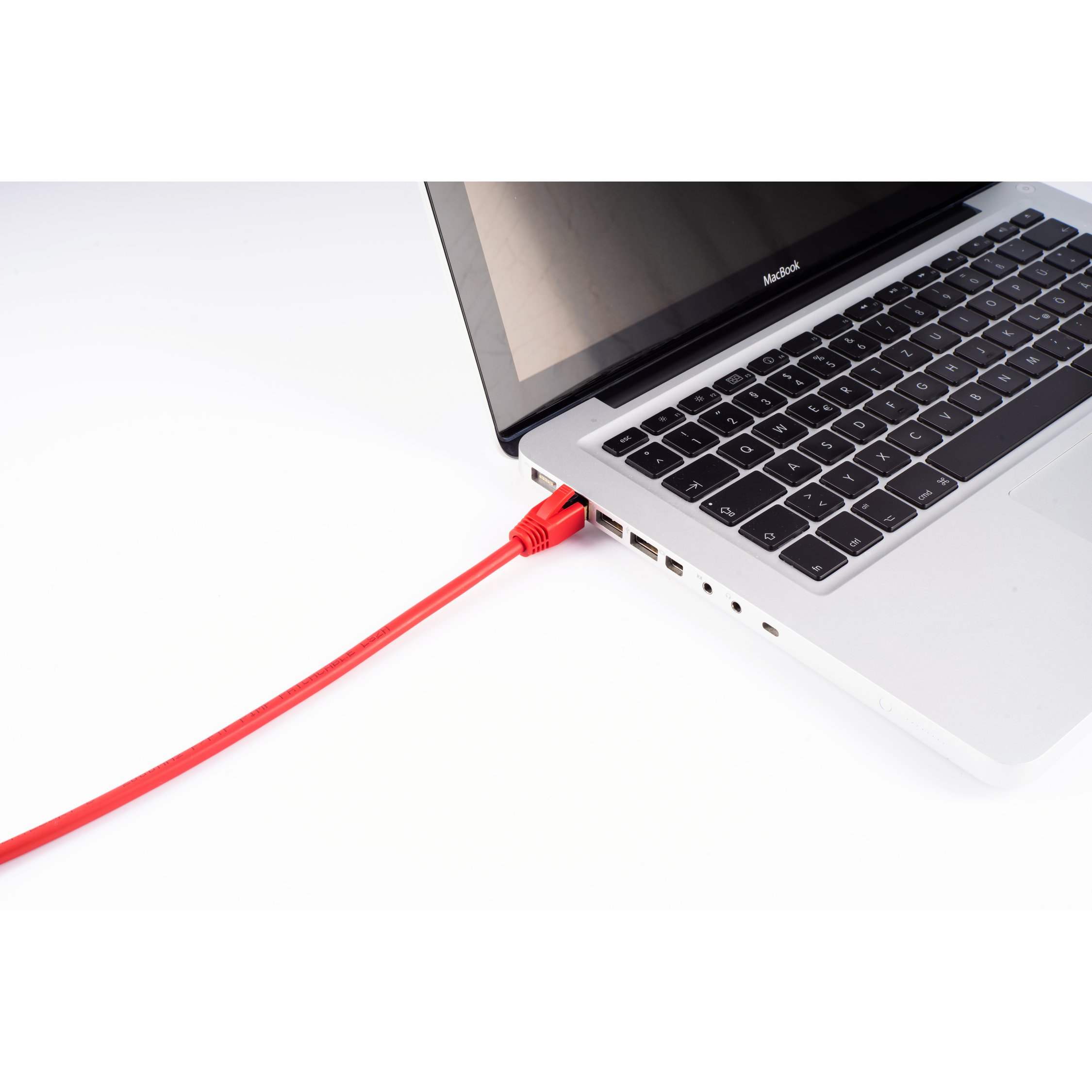 Un cavo ethernet rosso collegato a un laptop, su sfondo bianco, che mostra il connettore.