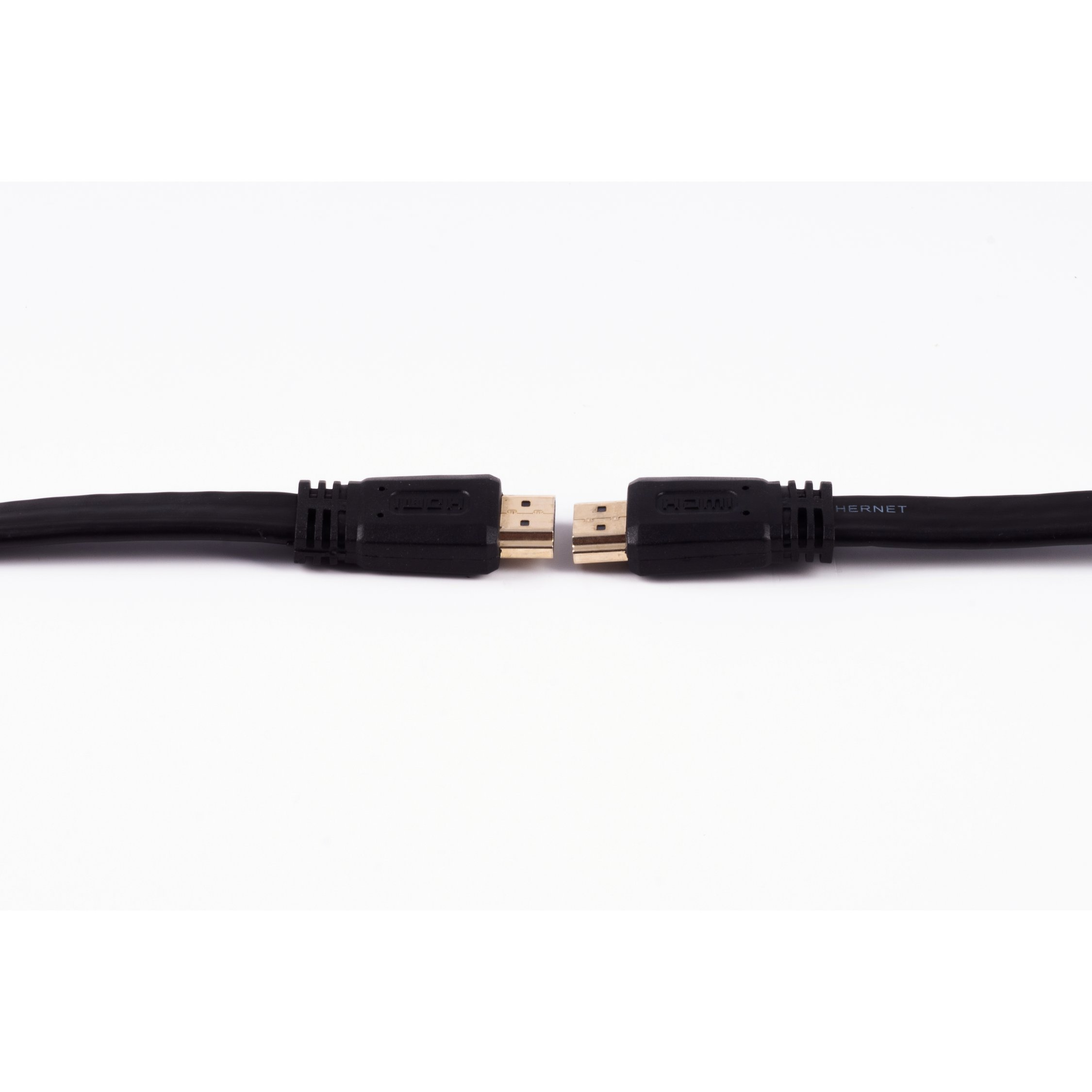 Schwarzes HDMI-Kabel mit Steckern an jedem Ende, vor weißem Hintergrund. Das Wort 'HDMI' ist sichtbar.