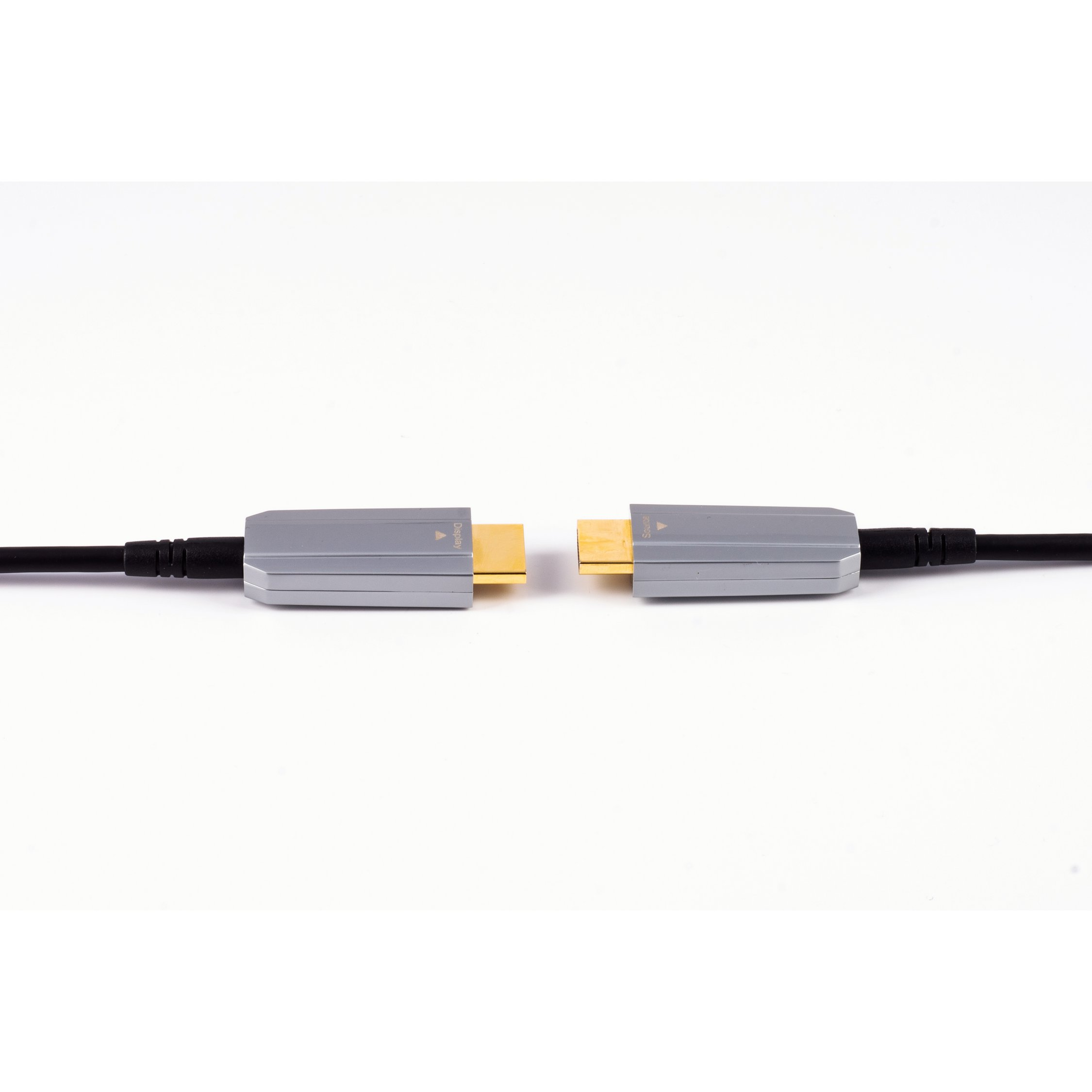 Zwei silberne HDMI-Anschlüsse, die durch ein schwarzes Kabel auf weißem Hintergrund verbunden sind.