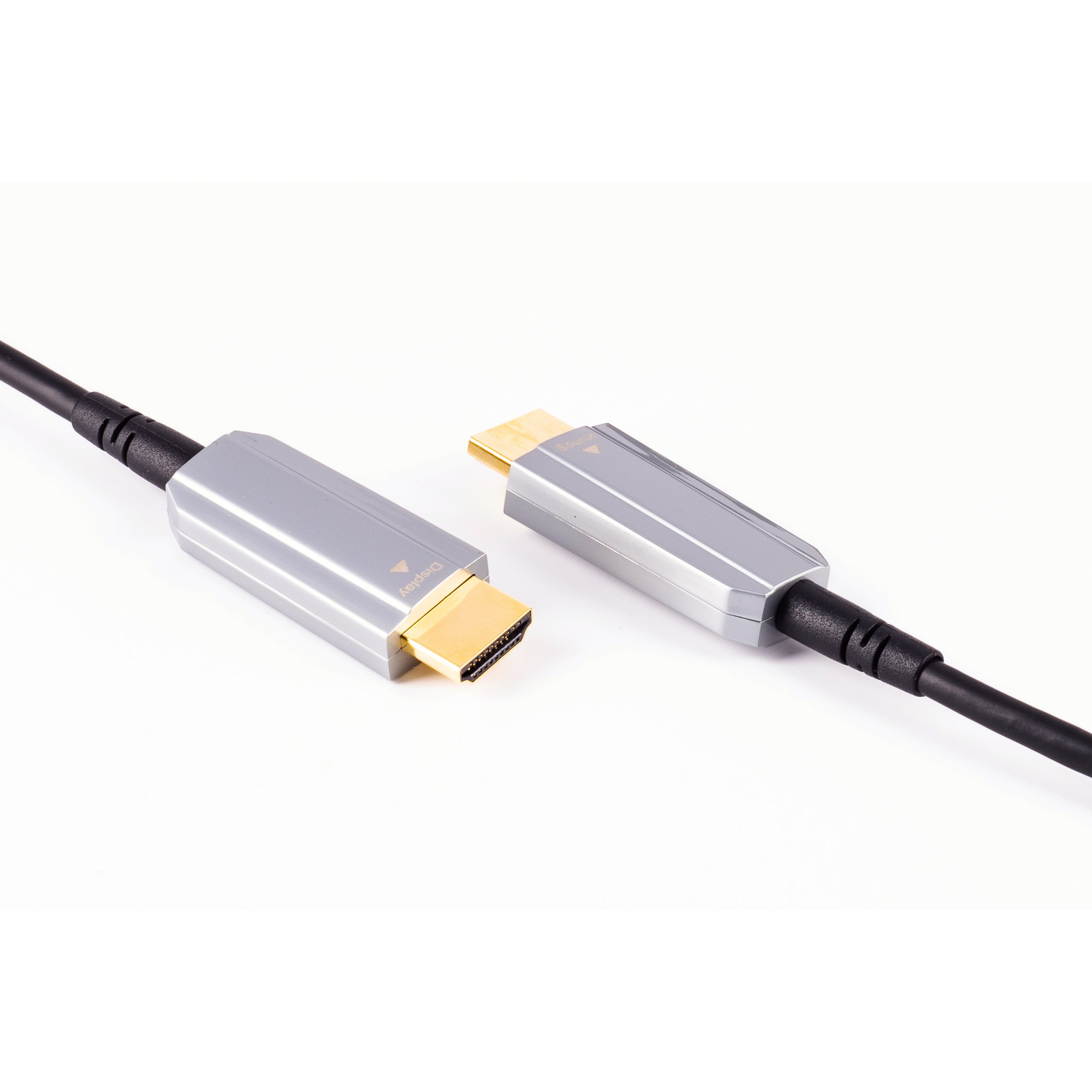 HDMI-Kabel mit silbernen Steckern. 'Display'- und 'Source'-Etiketten. Schwarzes Kabel, weißer Hintergrund.