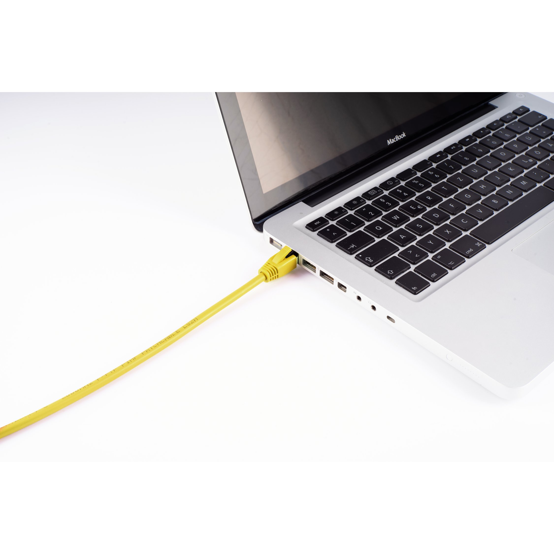 Cavo Ethernet giallo collegato a un laptop. Sfondo bianco. Il laptop è aperto.