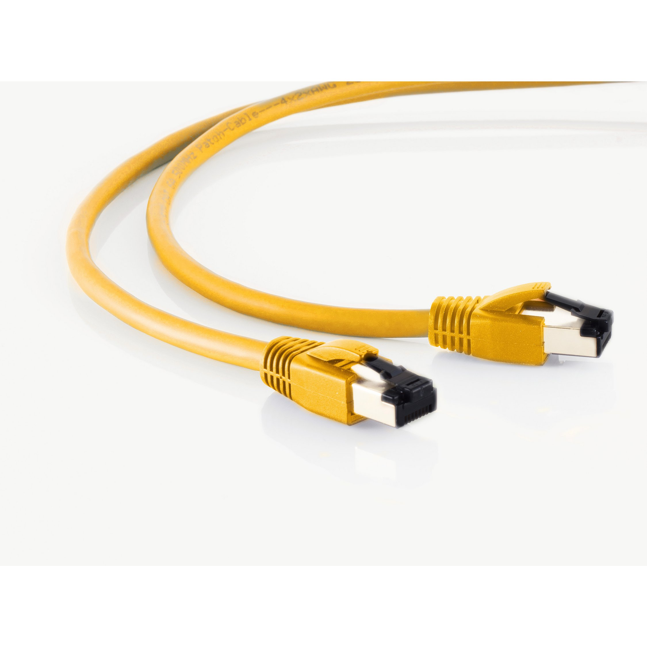 Cavo Ethernet giallo con connettori. Sono visibili due estremità del cavo.