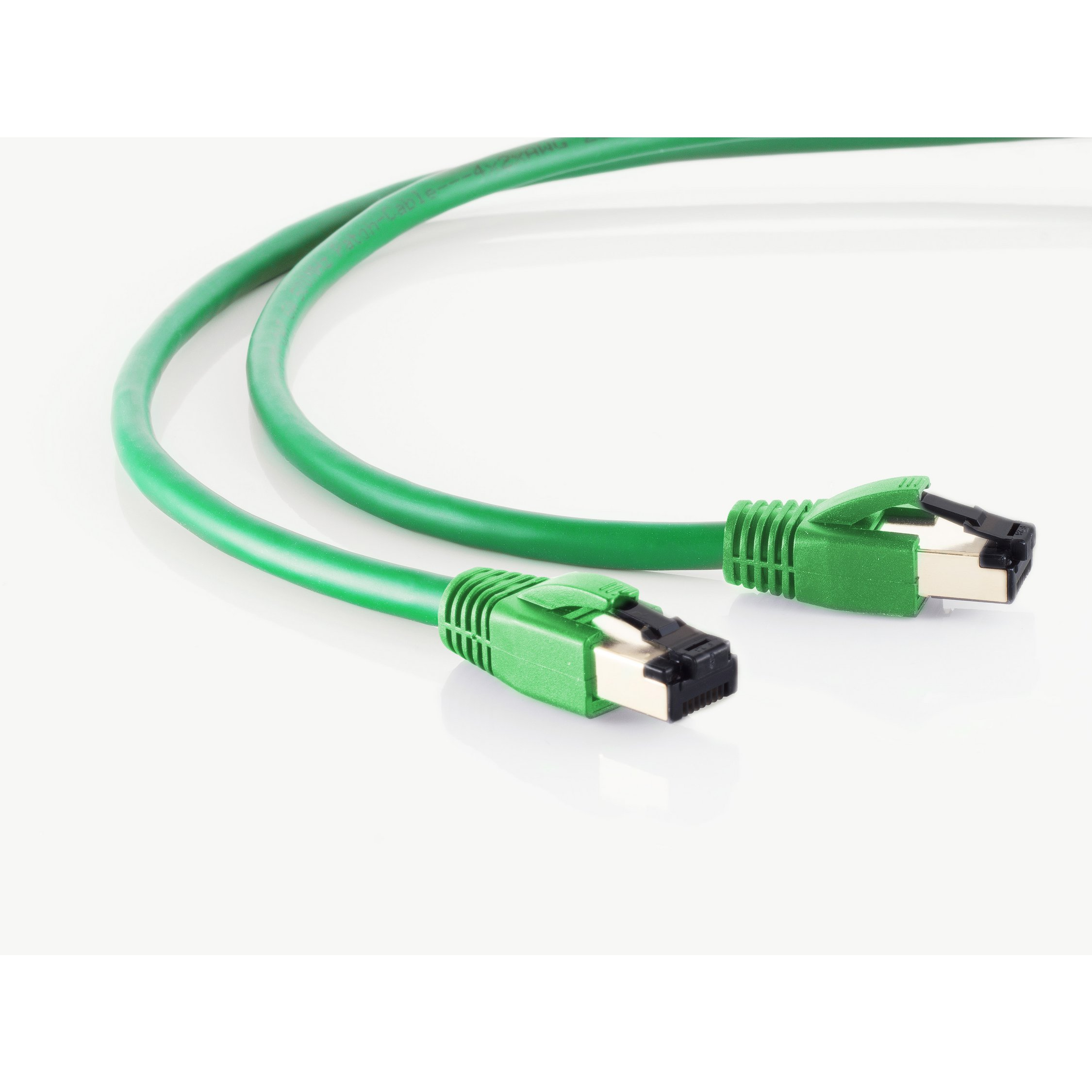 Cavo Ethernet verde con connettori su superficie bianca. Connettori verdi e neri.
