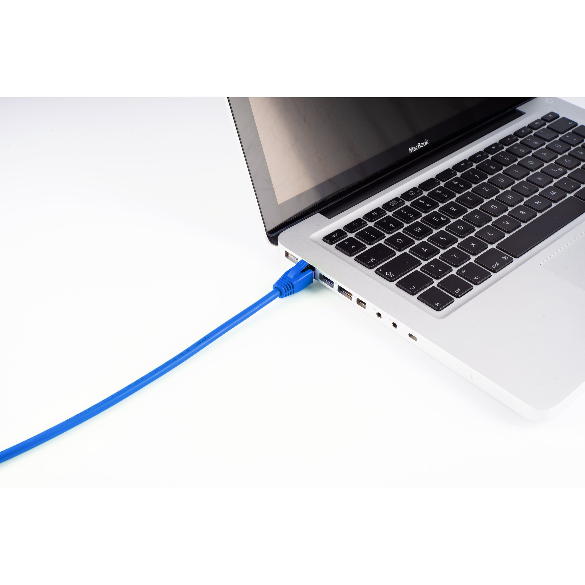 Laptop con cavo Ethernet blu collegato al lato, su sfondo bianco.