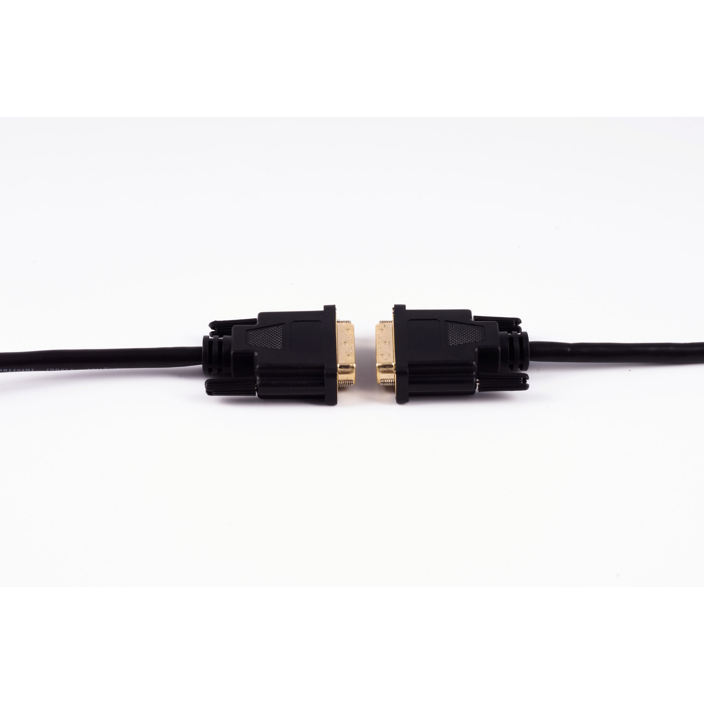 Zwei schwarze DVI-Kabel mit Goldsteckern auf weißem Hintergrund. Sie sind in entgegengesetzte Richtungen positioniert.