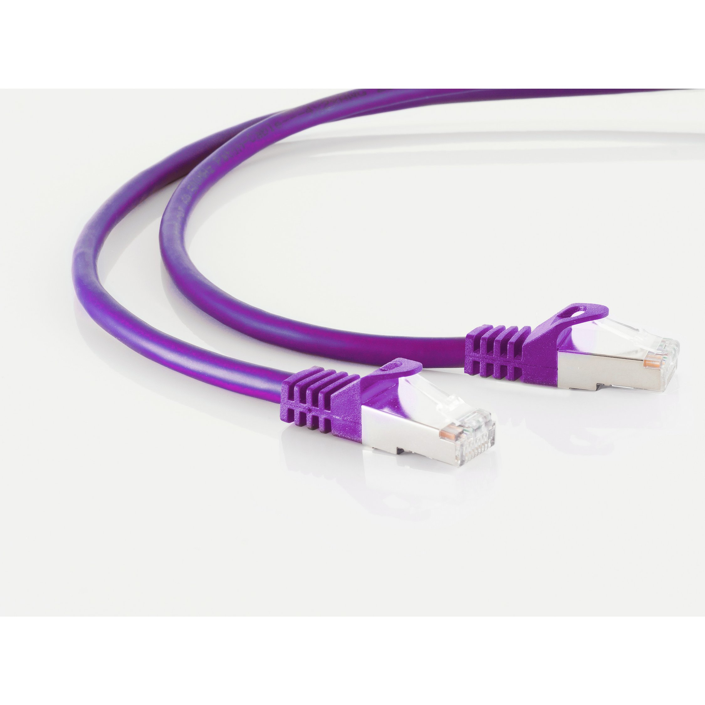 Cavi di rete viola con connettori viola, su sfondo bianco. Vista ravvicinata.