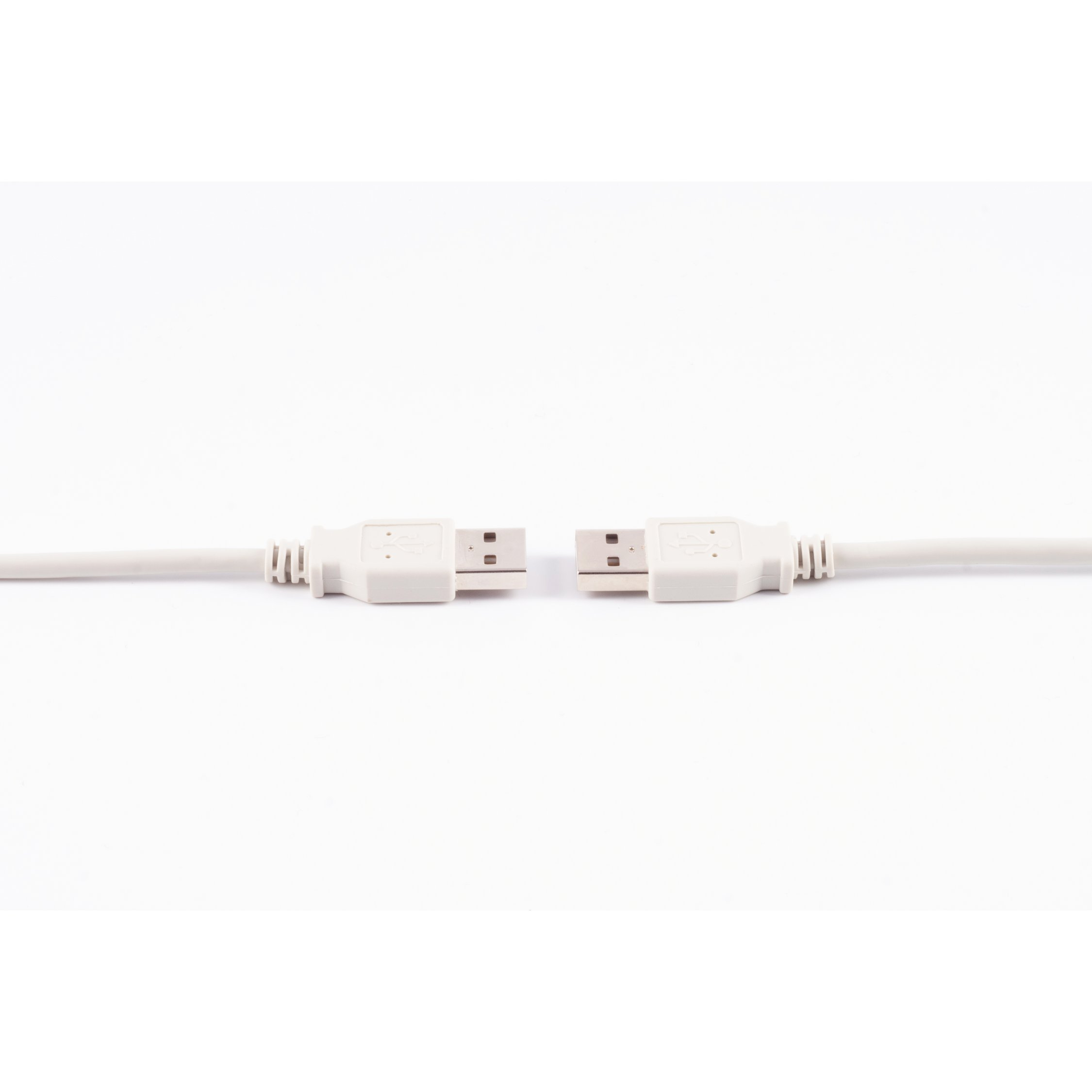 Zwei USB-Kabel mit getrennten Steckern. Weißer Hintergrund.