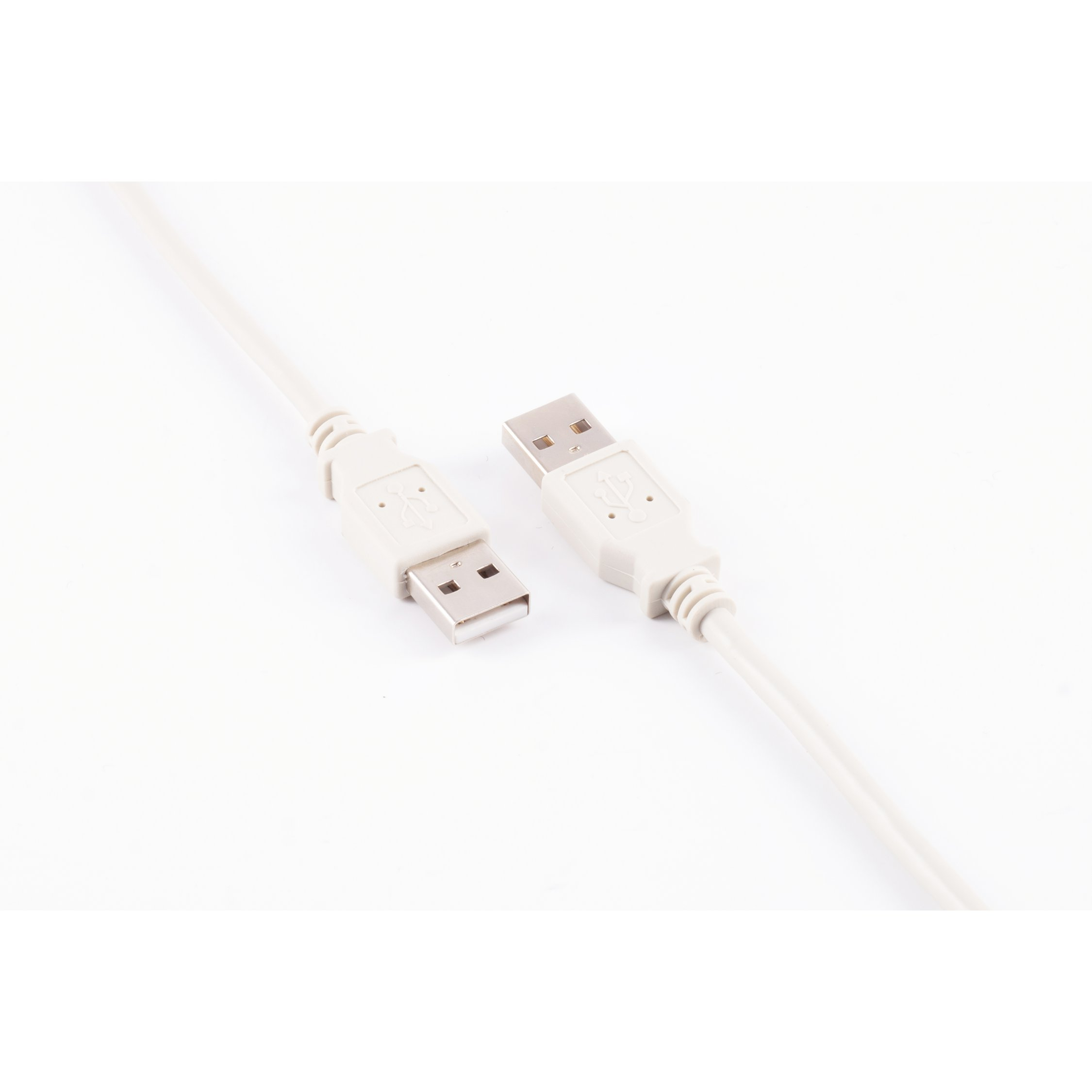 Ein weißes USB-Kabel mit zwei Steckern. Die Stecker sind auf weißem Hintergrund nah beieinander.