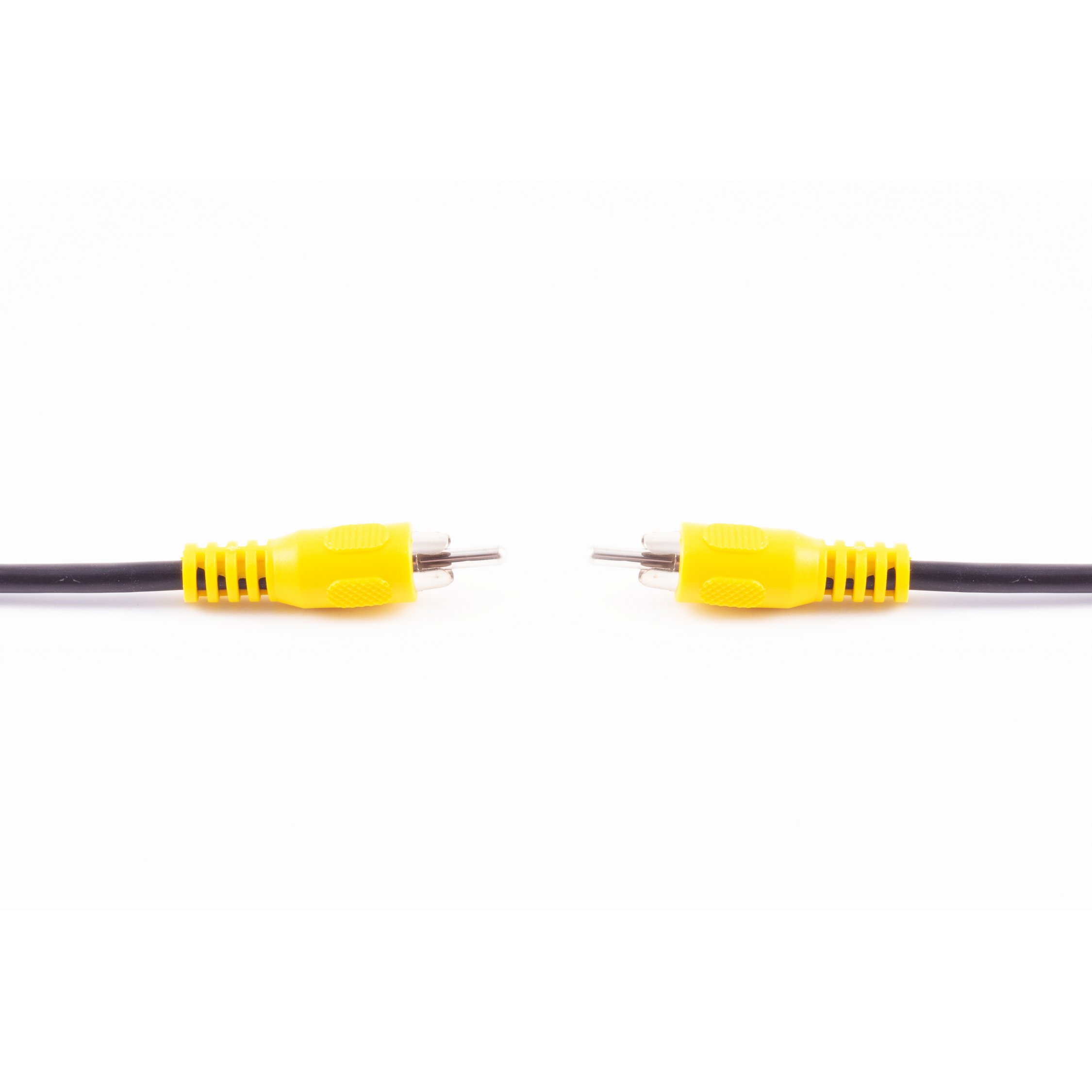 Zwei gelbspitzige Cinch-Kabel auf weißem Hintergrund. Schwarze Kabel mit gelben Enden erstrecken sich horizontal.