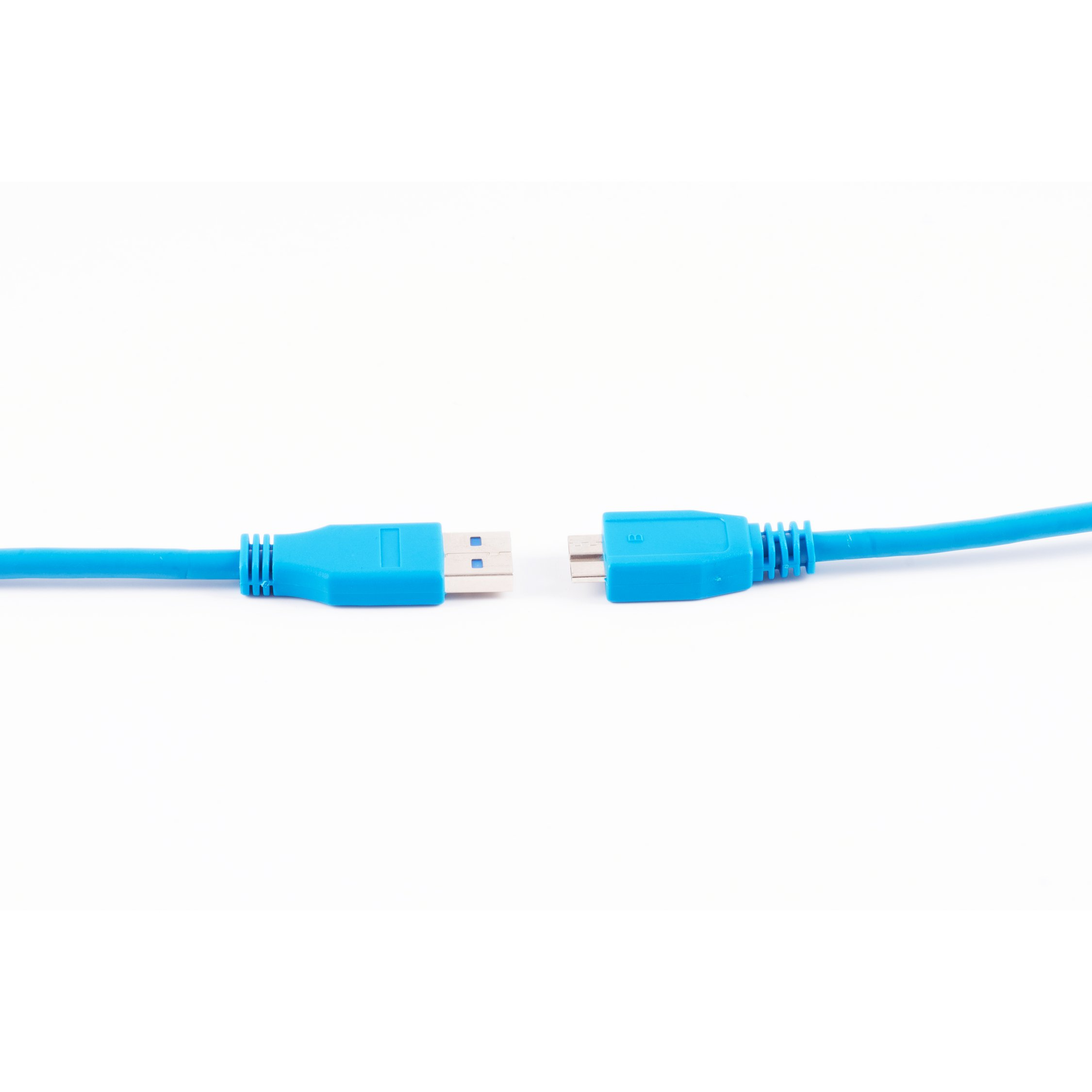 Blaues USB-Kabel mit USB-A- und Micro-USB-Anschlüssen vor weißem Hintergrund.