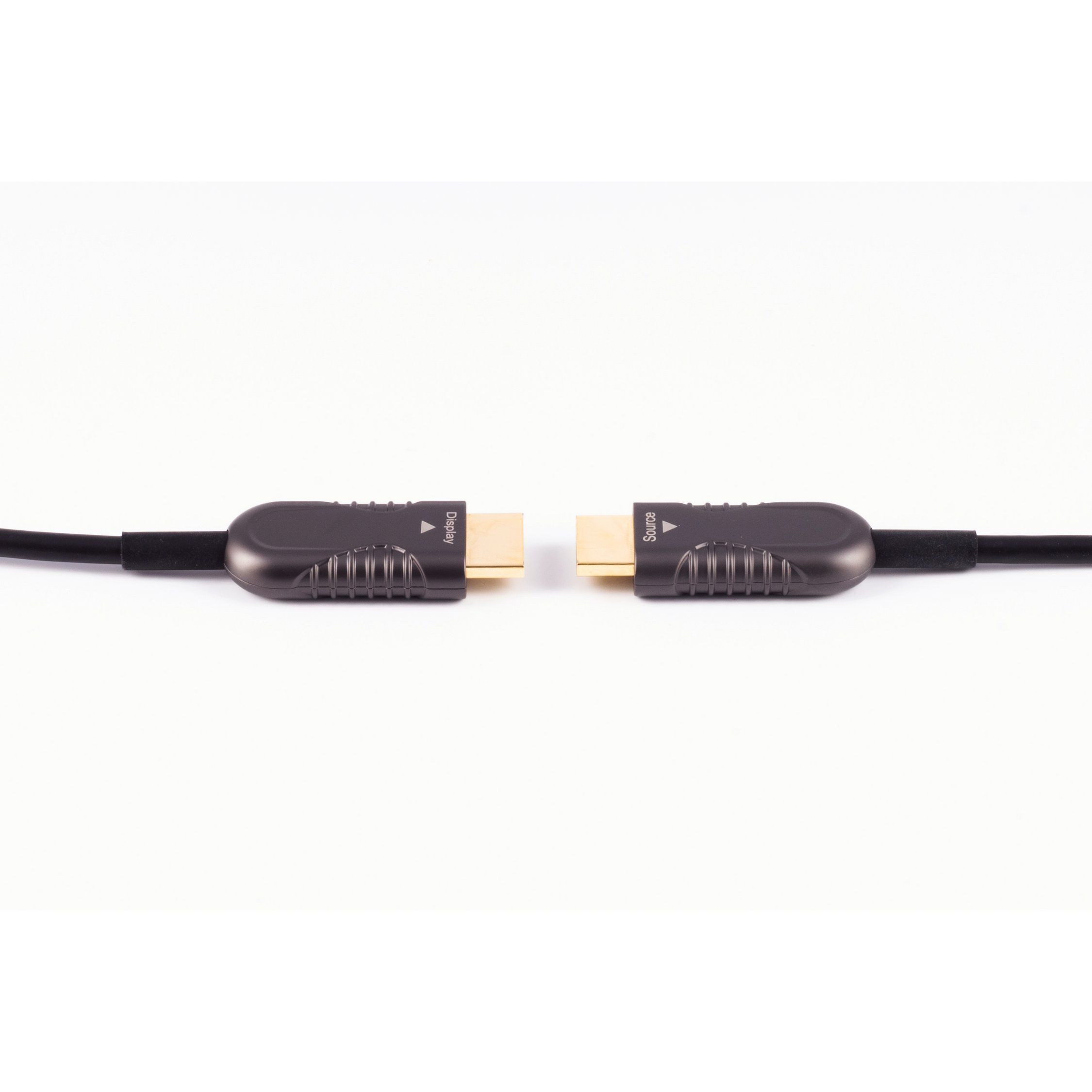 Schwarzes HDMI-Kabel mit zwei Anschlüssen, jeweils beschriftet mit 'Display' und 'Source', auf Weiß.