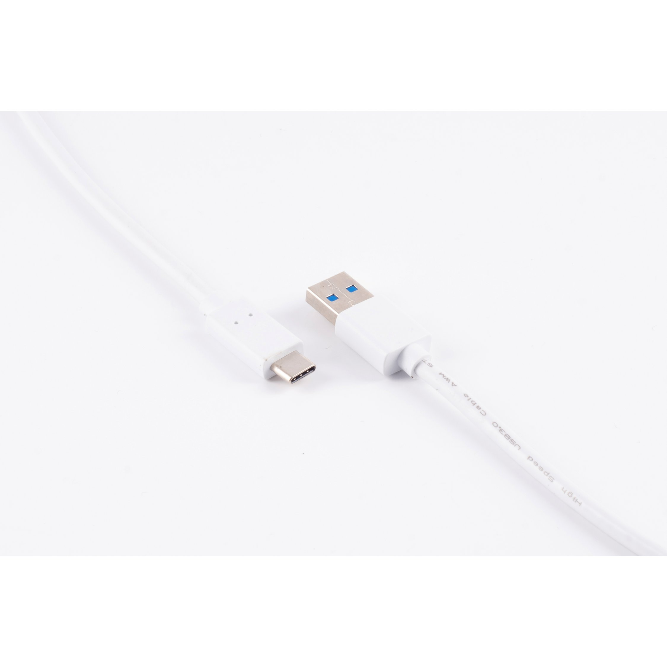 Ein weißes USB-C-Kabel und ein USB 3.0-Kabel, beide isoliert auf weißem Untergrund.