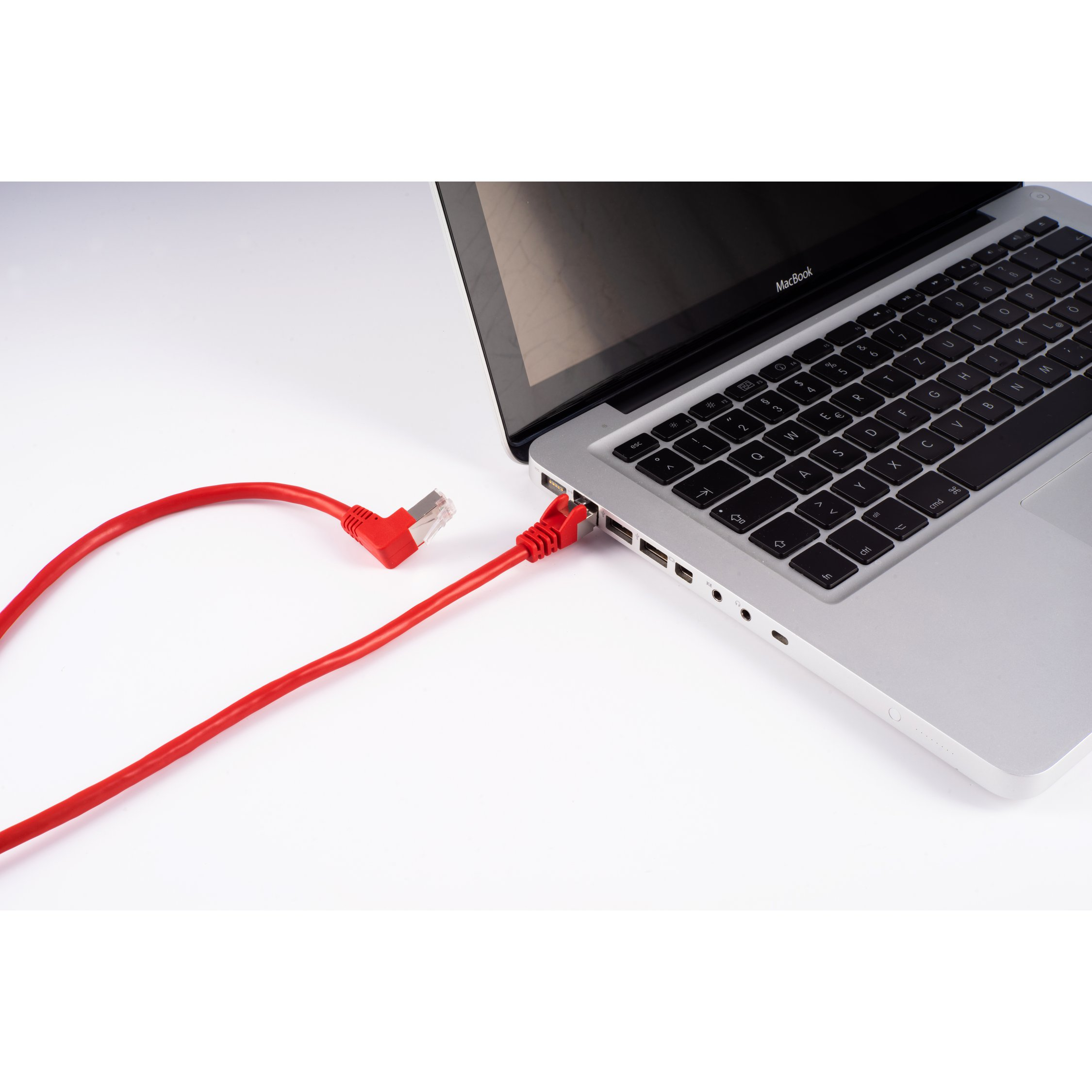 Cavo di rete rosso collegato a un laptop.