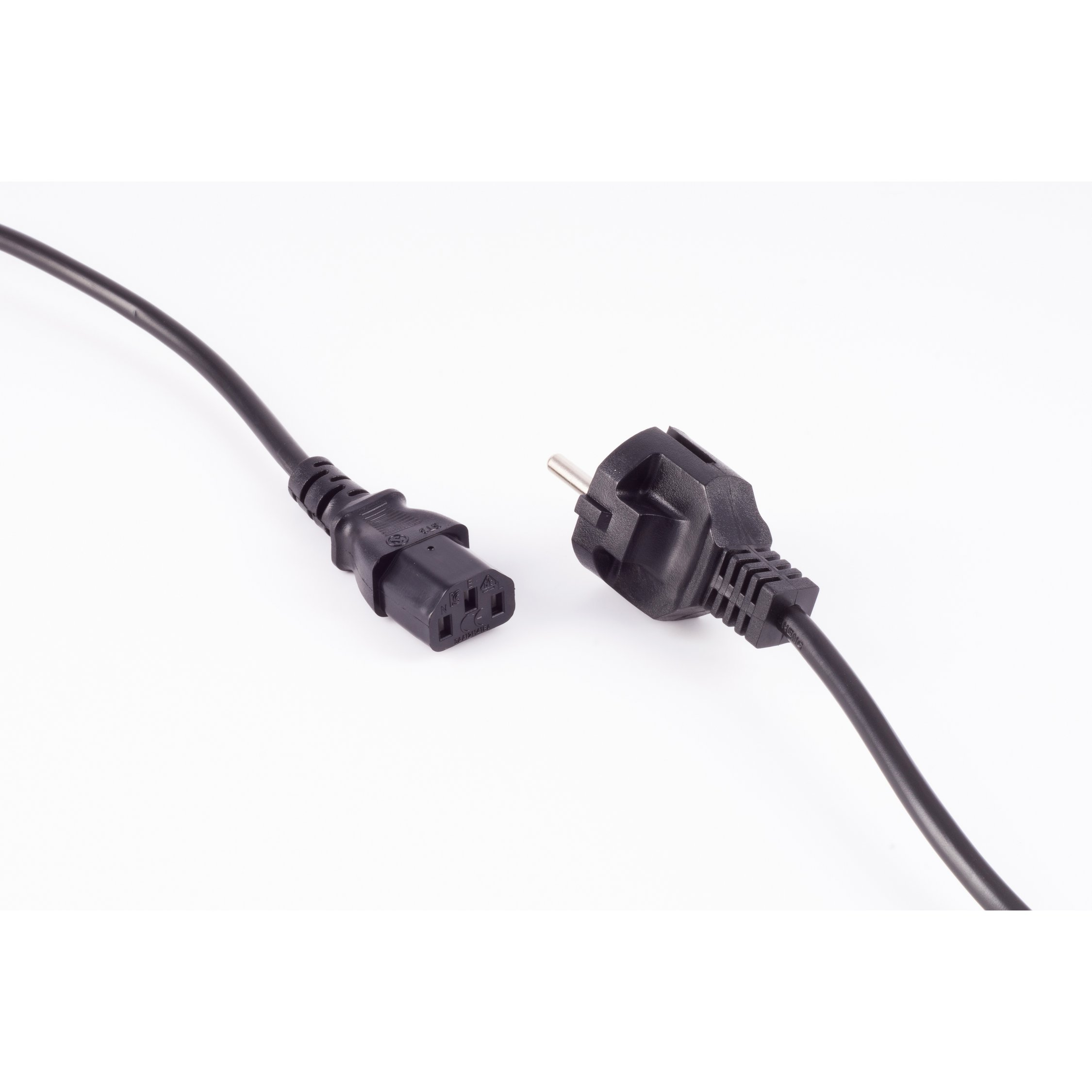 Zwei schwarze Netzkabel mit Stecker und Buchse, bereit zum Anschließen. Weißer Hintergrund.