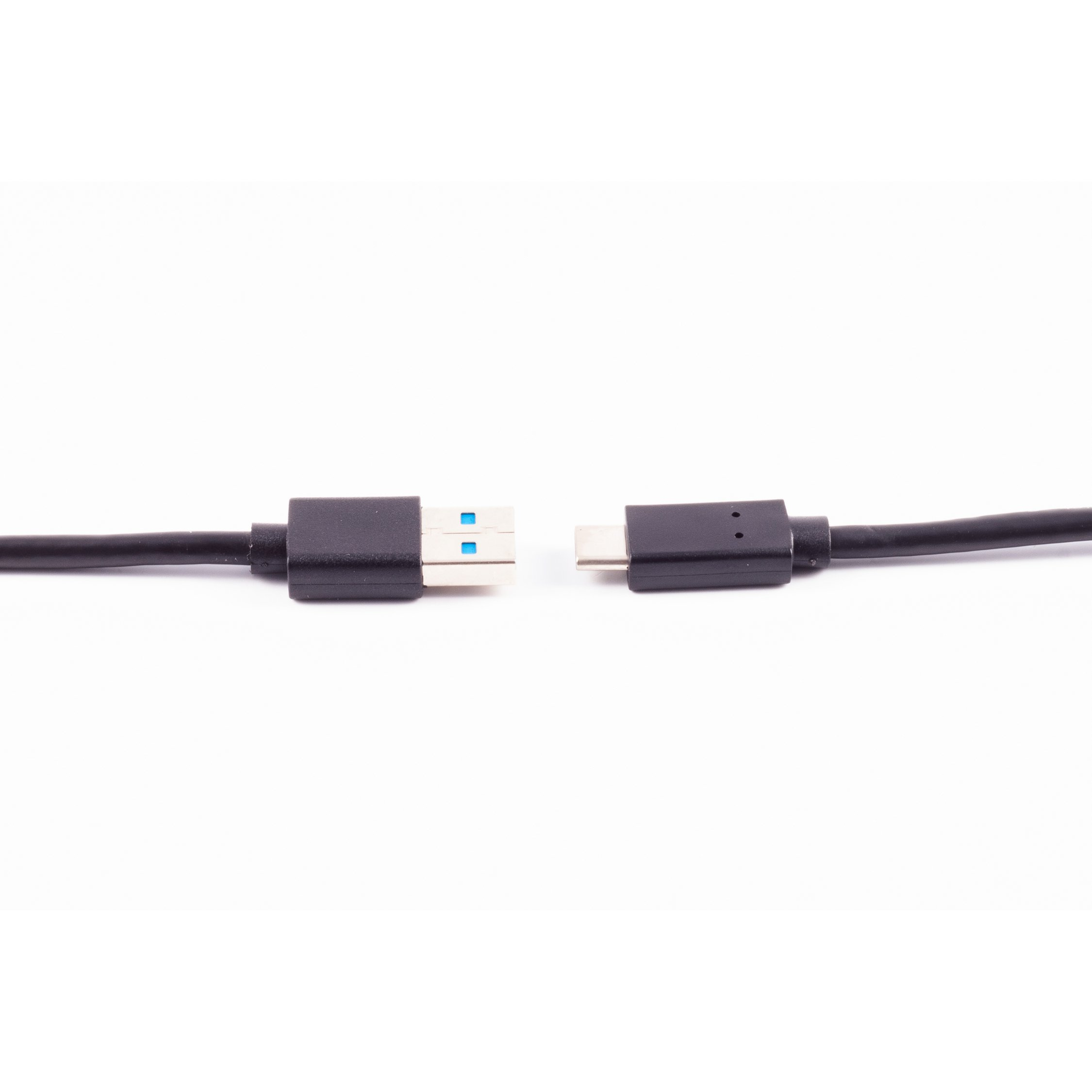 Un cavo USB-C con un connettore USB e un connettore USB-C su una superficie bianca. Sono uno di fronte all'altro.